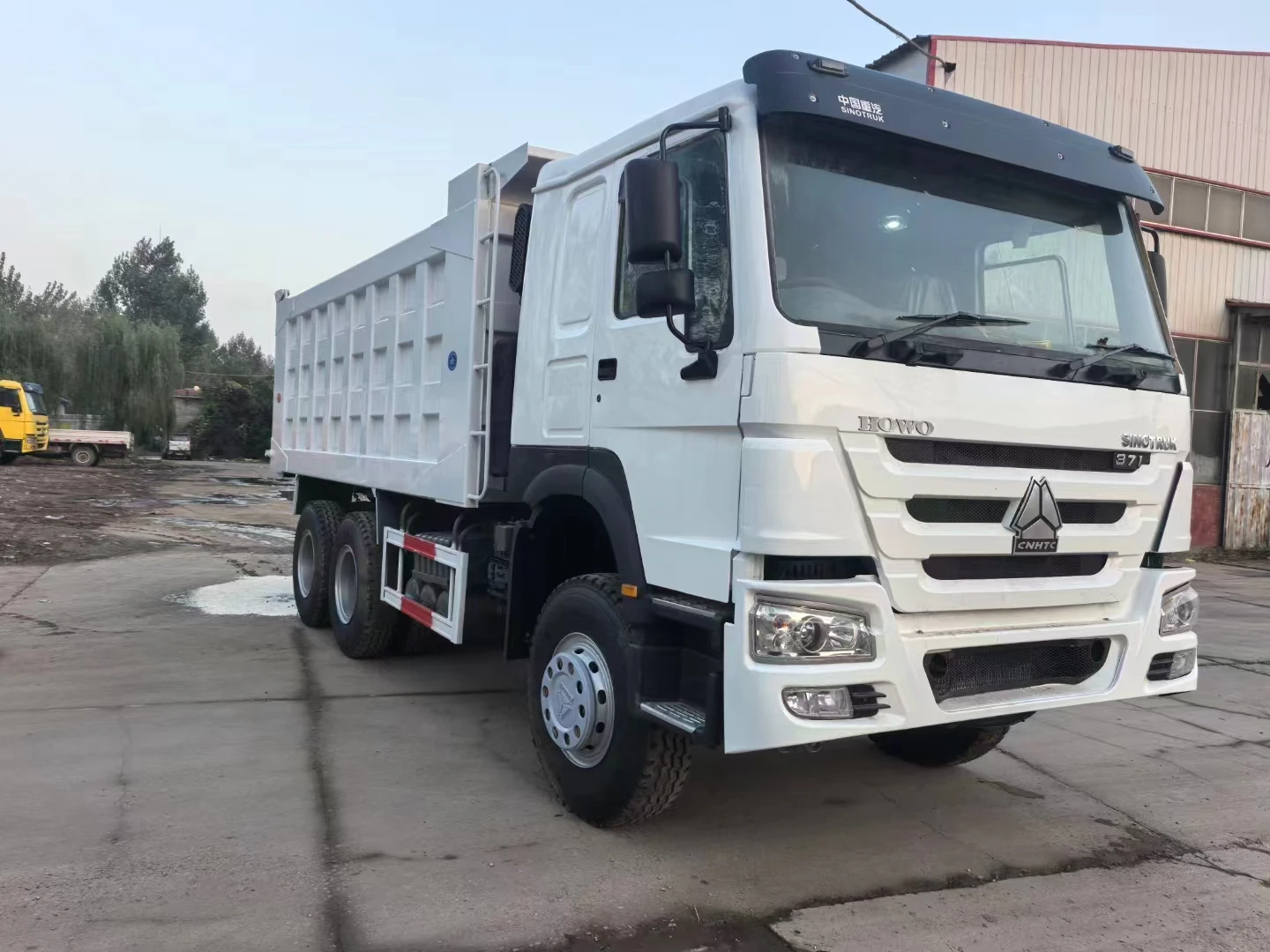 High Quality Heavy-Duty Howo Box Truck Second-Hand New 2021 371 Horsepower 25 Ton Capacity 6x4 Drive Left Heavy Truck Segment