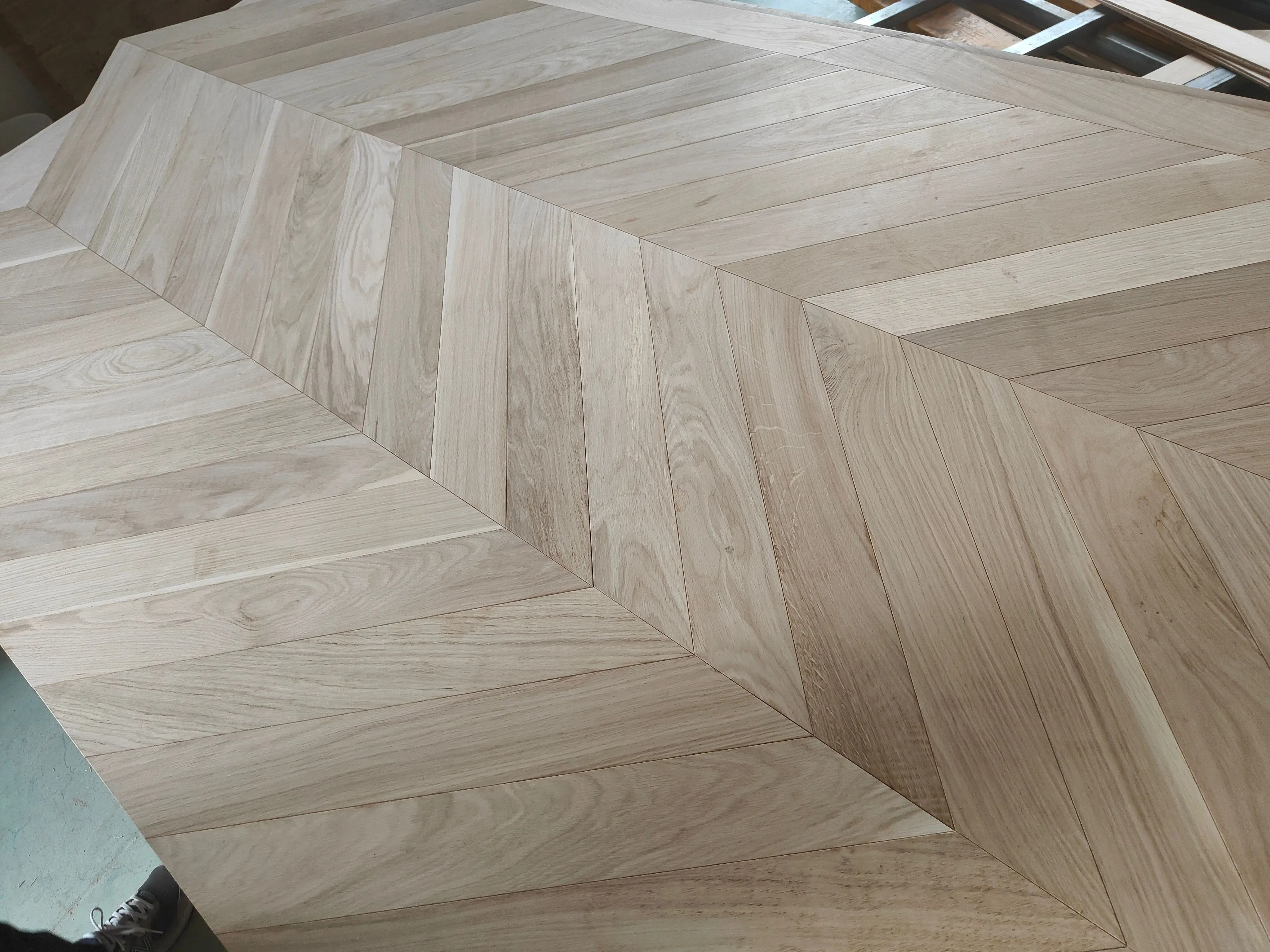 Natural Color Wood Oak hard Wood Parquet Flooring Multilayer Solid Sale Waterproof Wooden Surface Graphic Technical Type