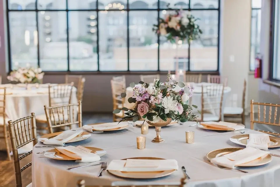 High Quality Wedding Event Party Chairs PP Resin Gold Plastic Tiffany Stackable Chiavari Banquet Chair for Hotel Restaurant