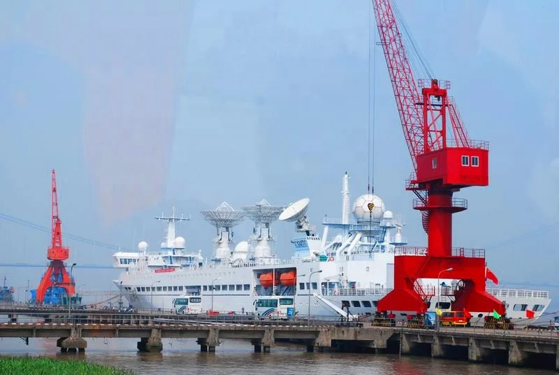 35T Mobile Harbour Container Lift Portal Crane 40T Hydraulic Pedestal Single Jib Portal Crane