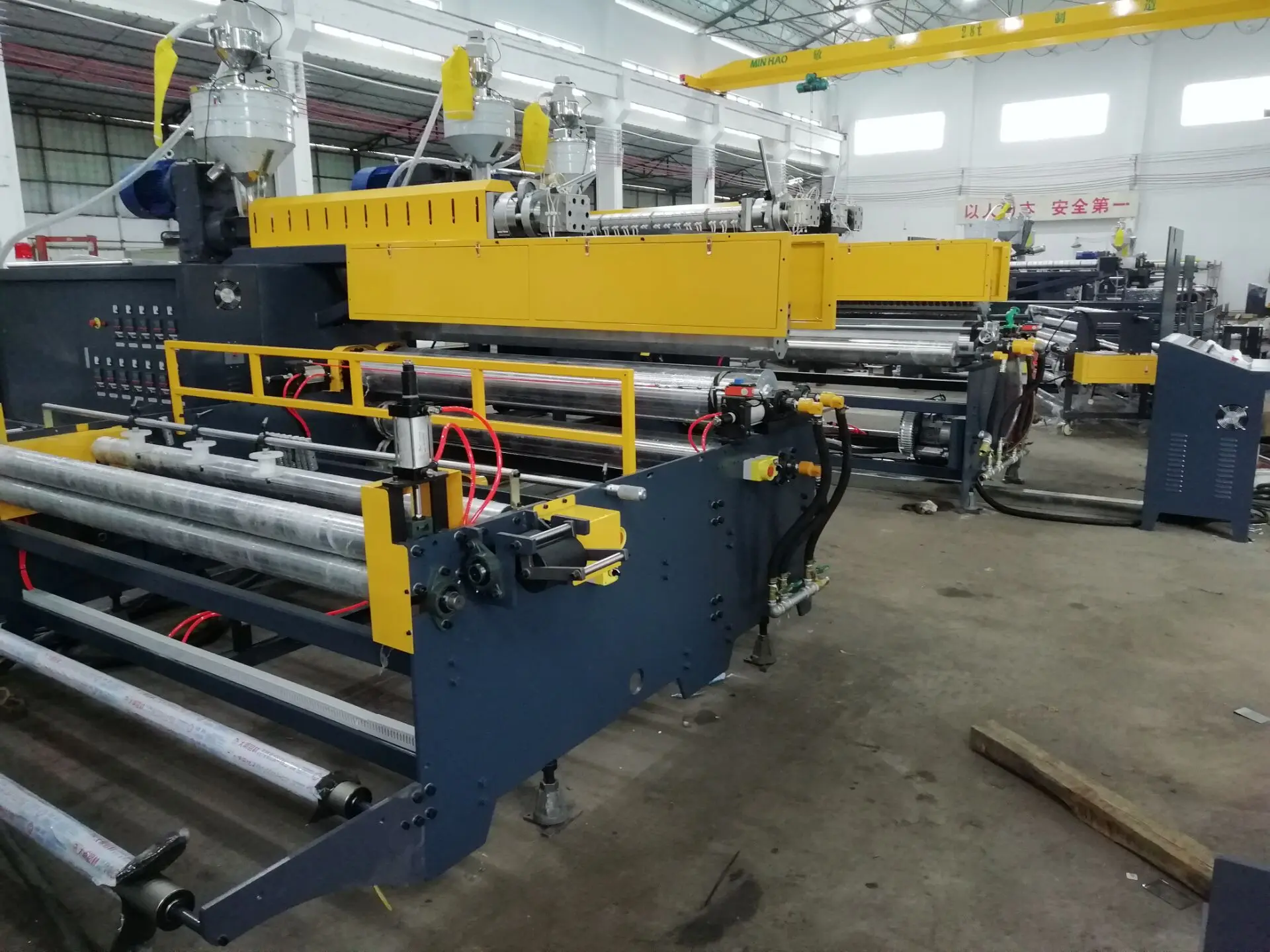 Трехслойная пластиковая воздушно-пузырчатая пленка оберточная машина