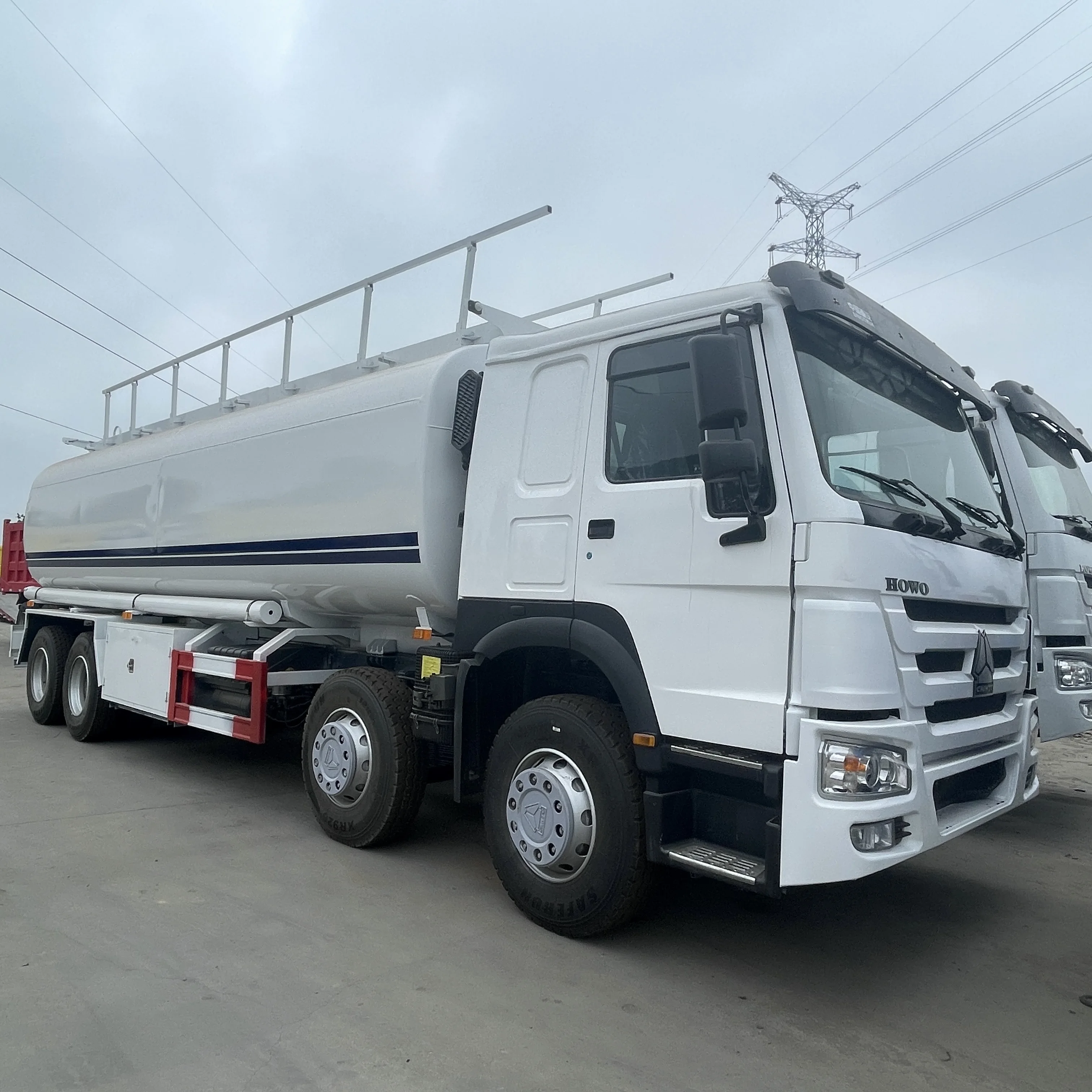Грузовик Sino дизельный бак Howo 6x6 4x2 25 куб. М
