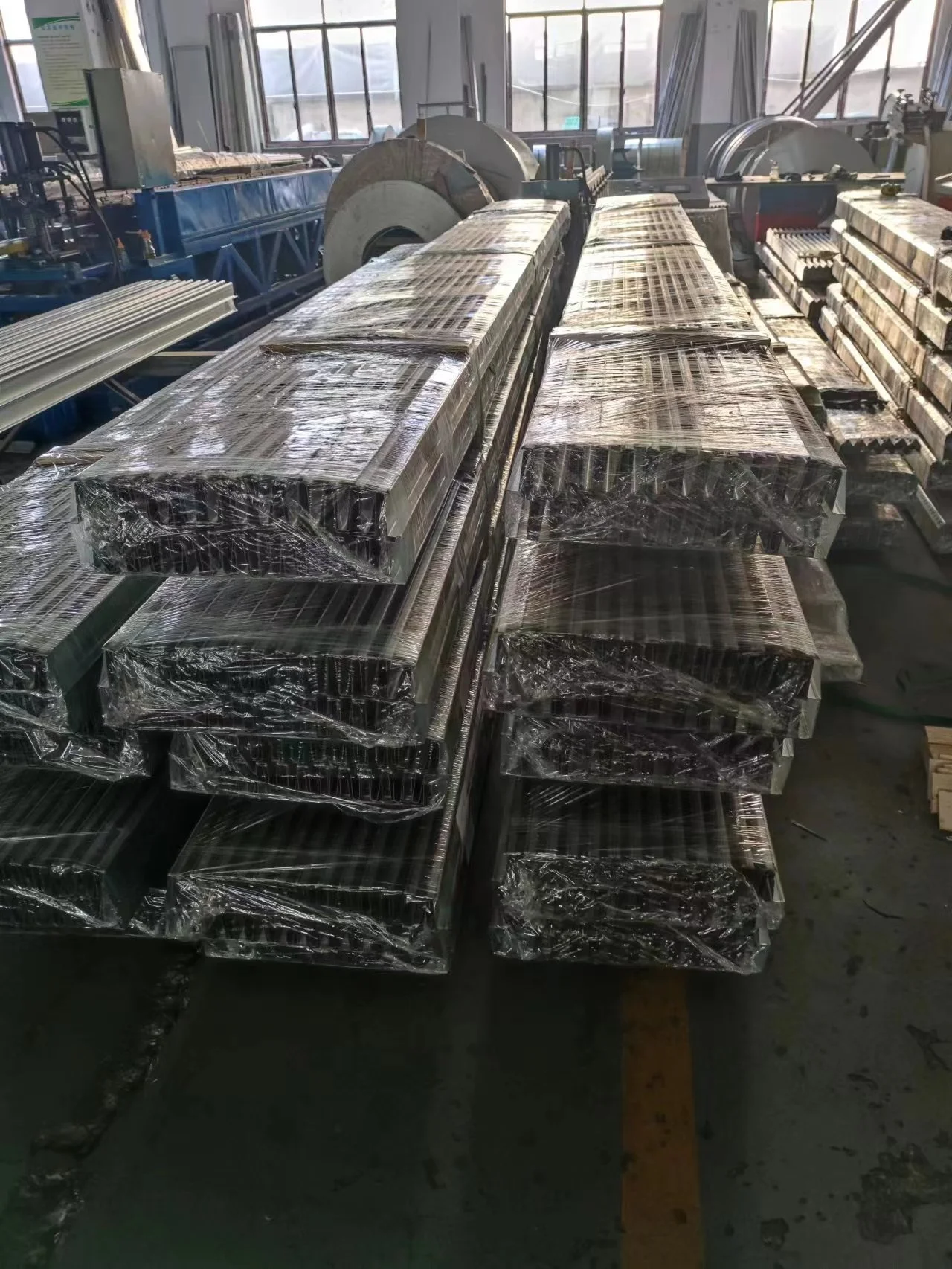 Curved Garage Door Tracks and Brackets  Hot-dipped Galvanized Steel Garage Door Hardware Box