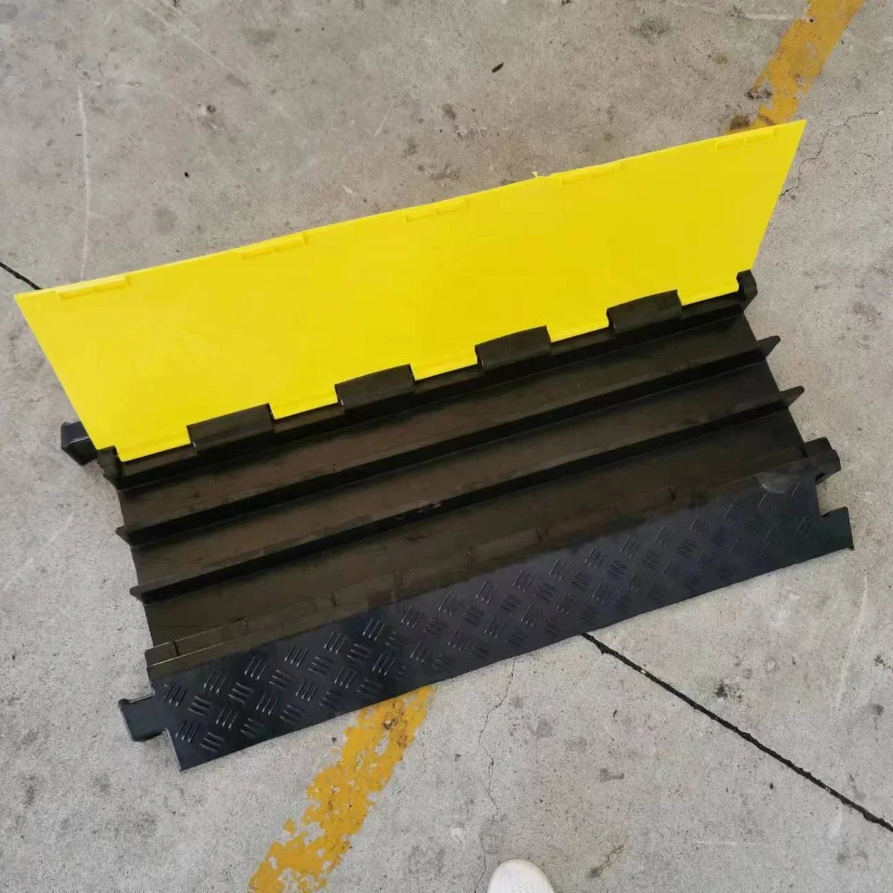 Rubber  Cable Protector Ramp 5 Channel 20000Lbs Load Capacity Traffic Speed Bump Wires Power Lines Extension Cord Indoor outdoor