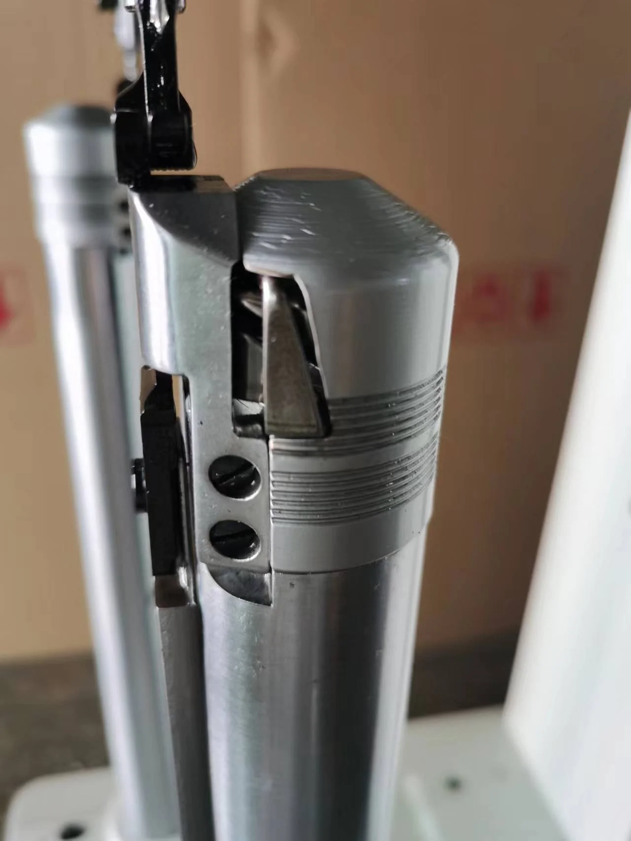 HH 8365 single  needle small hook unison feed right side high post bed sewing machine for shoes boots bags production