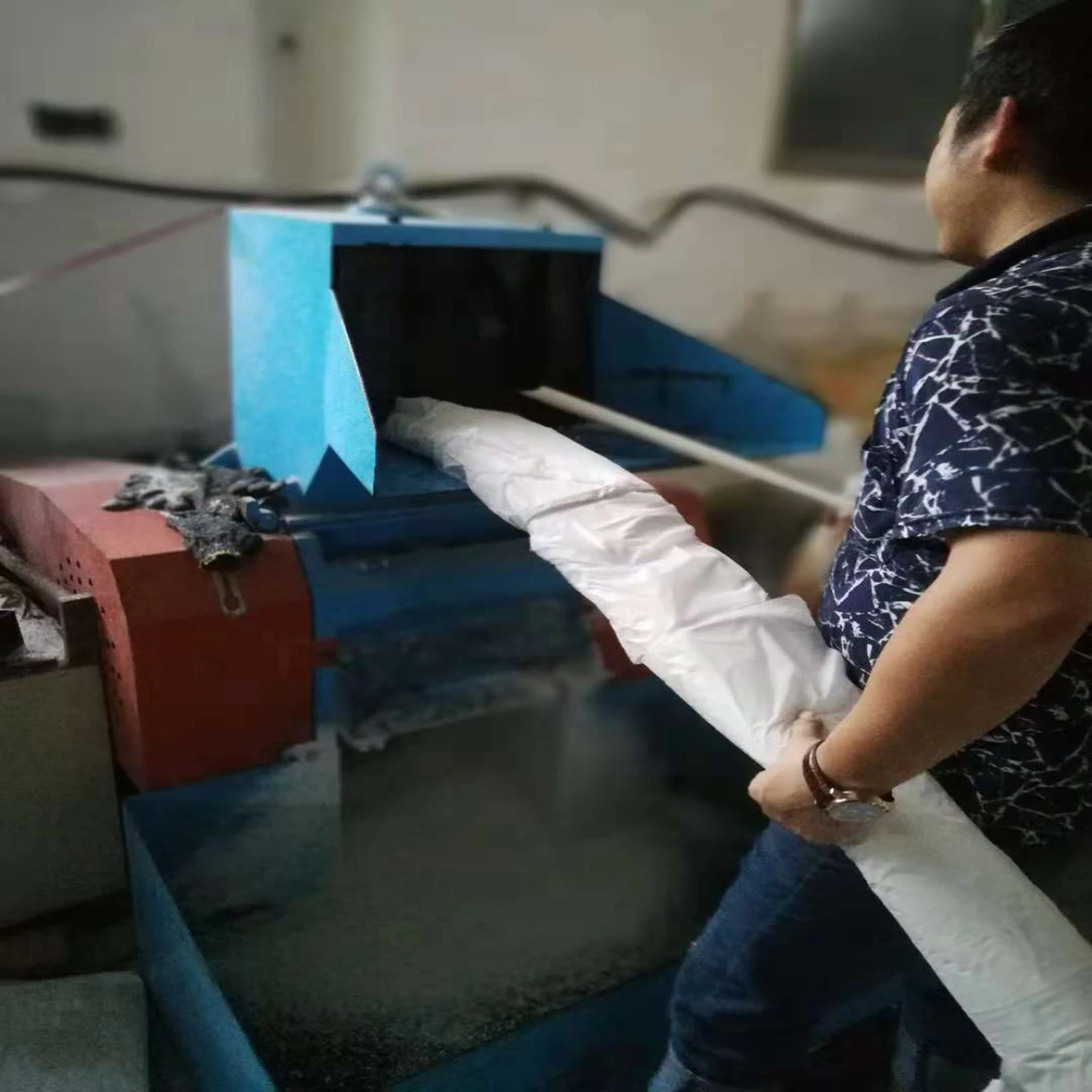 Plastic recycling crushing machine