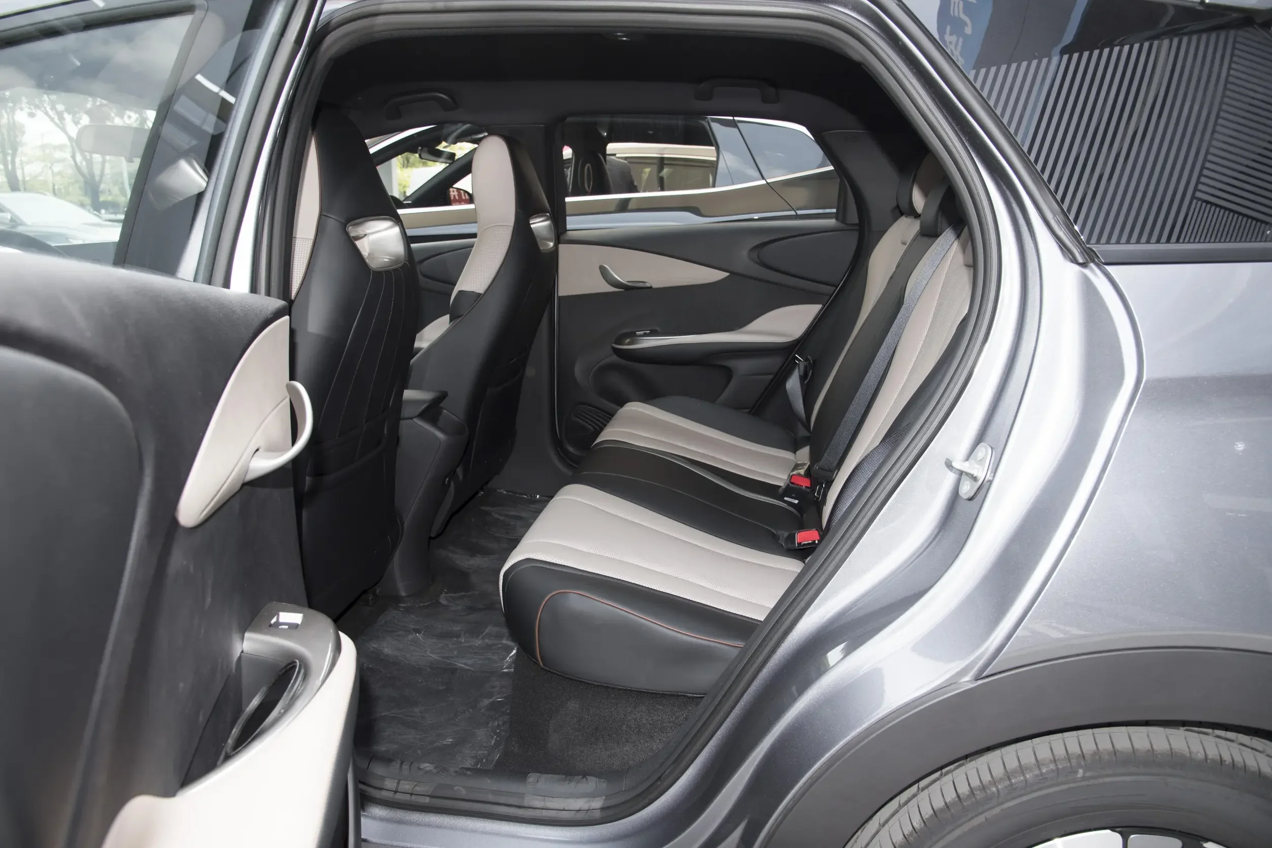 YK MOTORS 2024 EV Electric Vehicle BYD Dolphin 2WD Small Car Fast Charge 420 Range  In Stock