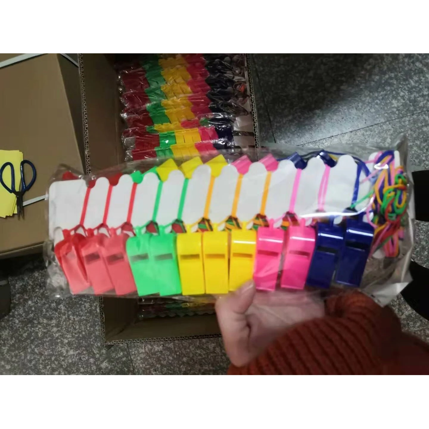 Yiwu Factory Wholesale Plastic Whistles Colorful OEM Small Whistles