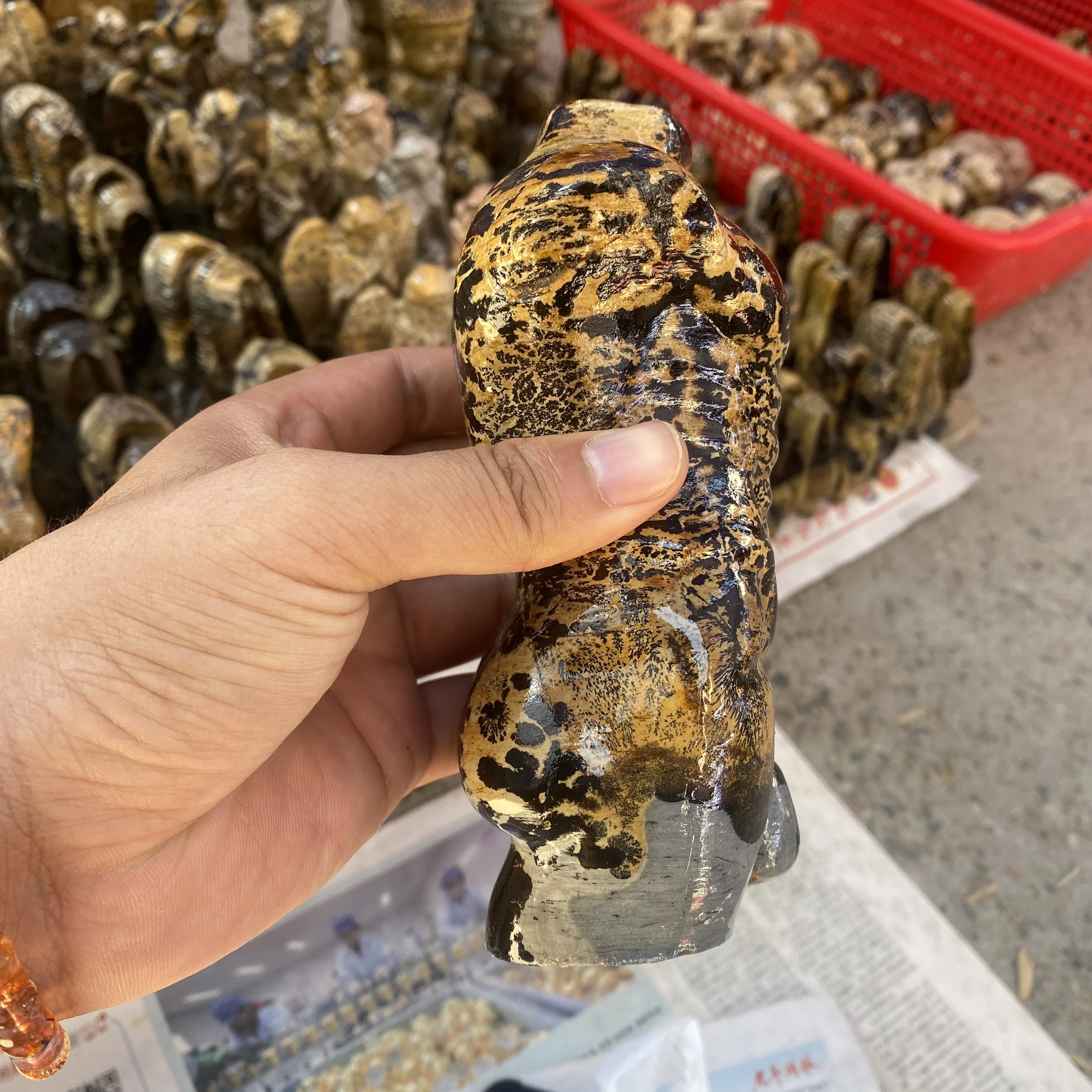 Wholesale Crystal Man Model Craft Natural Crystal Healing Stone Carving Picture Jasper Man Model Statue for home decoration