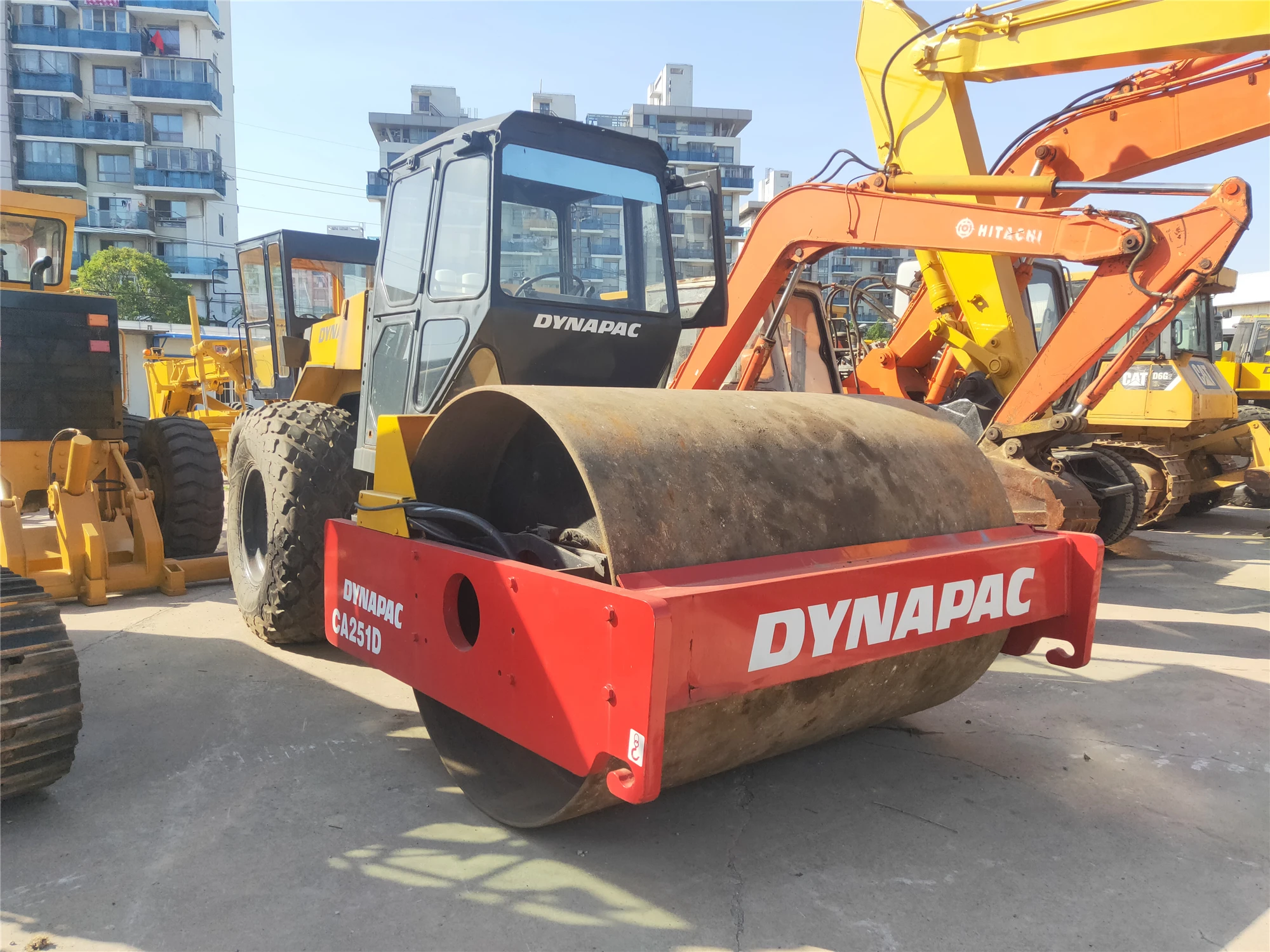 Б/у дорожный строительный аппарат Dynapac CA251D однобарабанный Вибрационный каток уплотнитель трехколесный вибрирующий
