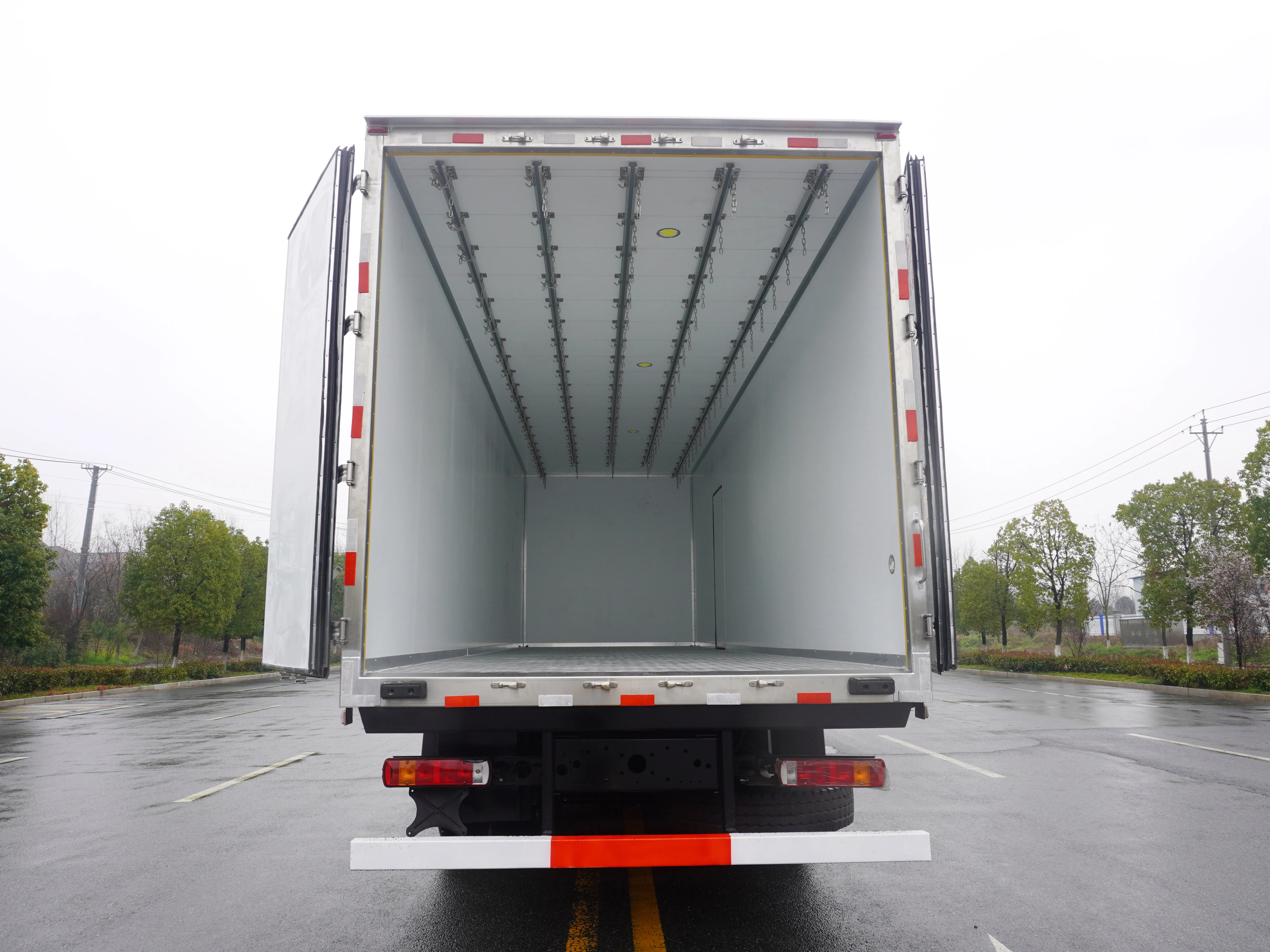 New Design Foton Auman 8x4 19 Ton 9.5m Freezer Truck Refrigerated Truck For Sale