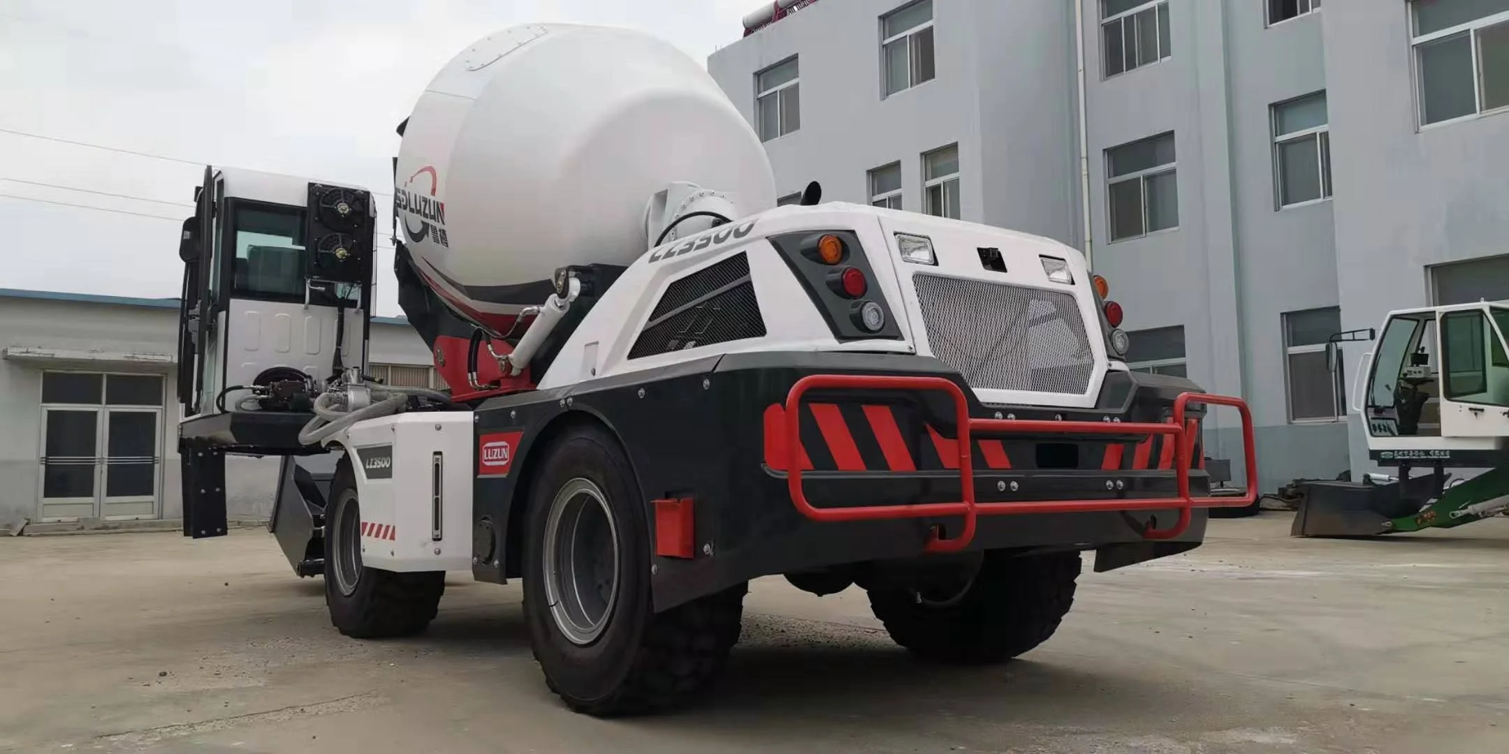 LUZUN Official Self Loading Concrete Mixer LZ3500 3.5m3 Portable Diesel Mini Small Concrete Cement Mixer for Sale