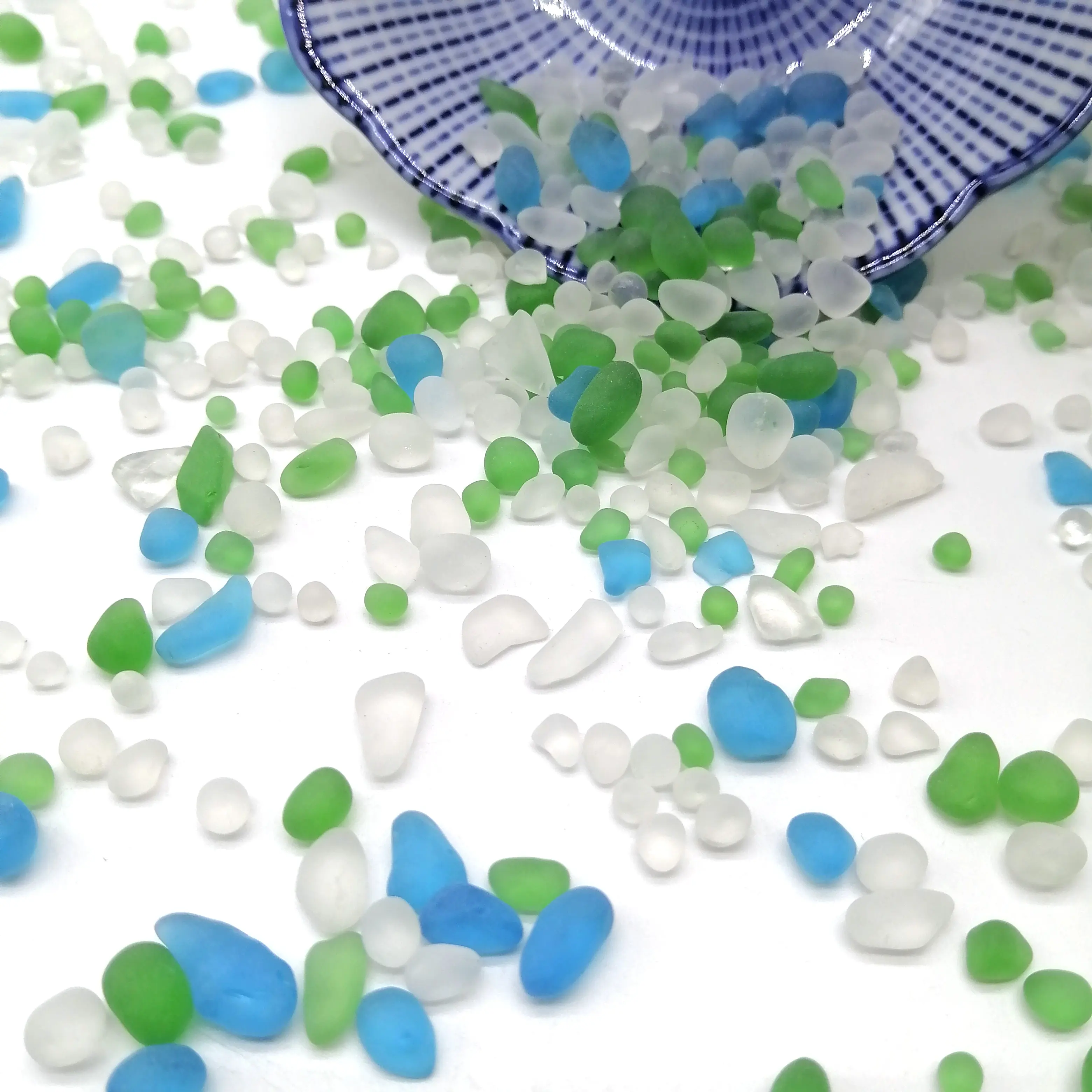 Заводская цена 1-3 мм морское стекло Смешанное неправильное из бисера галька для внутренней отделки бассейна