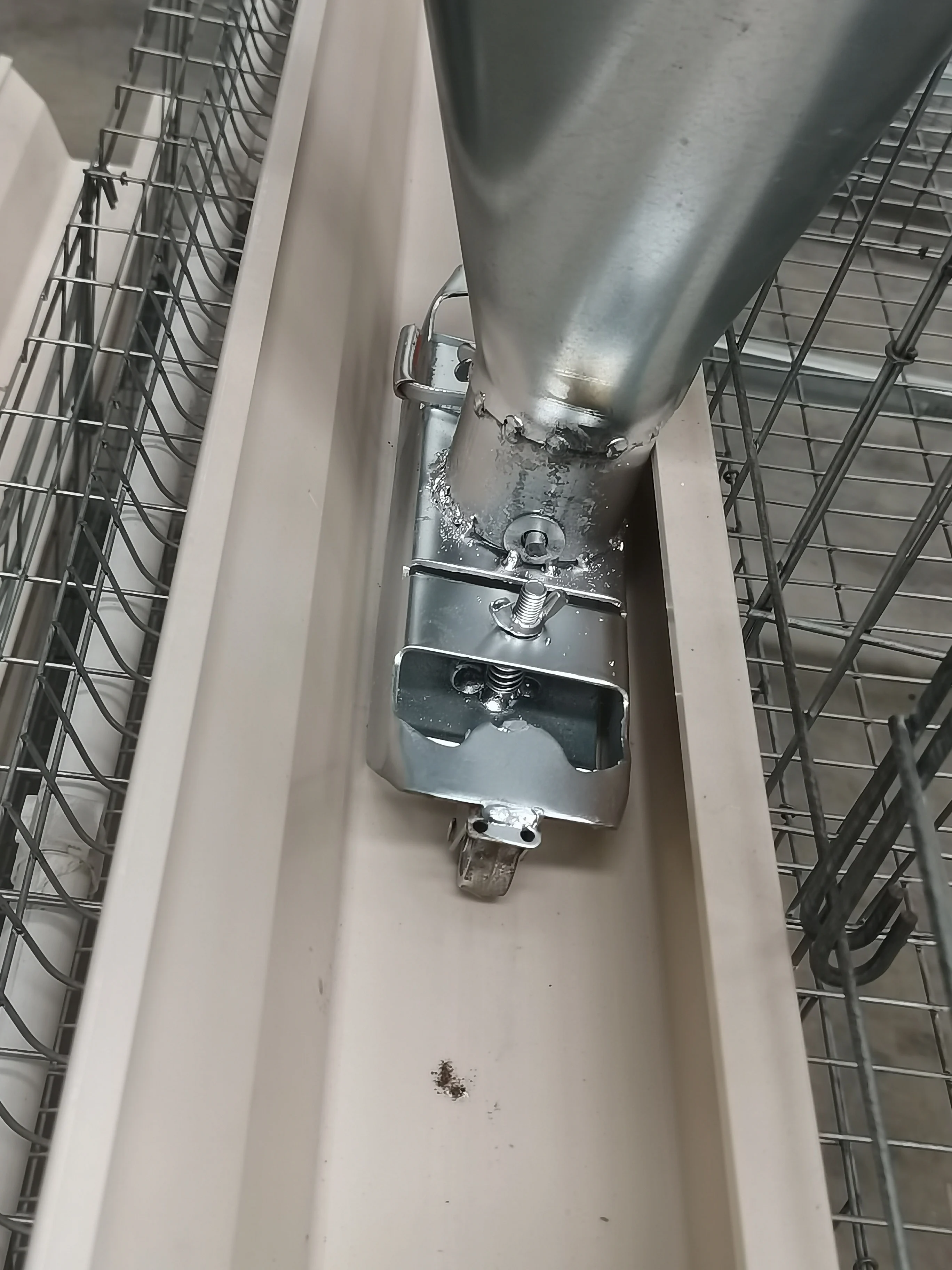 A type chicken cage stainless steel manual feeder