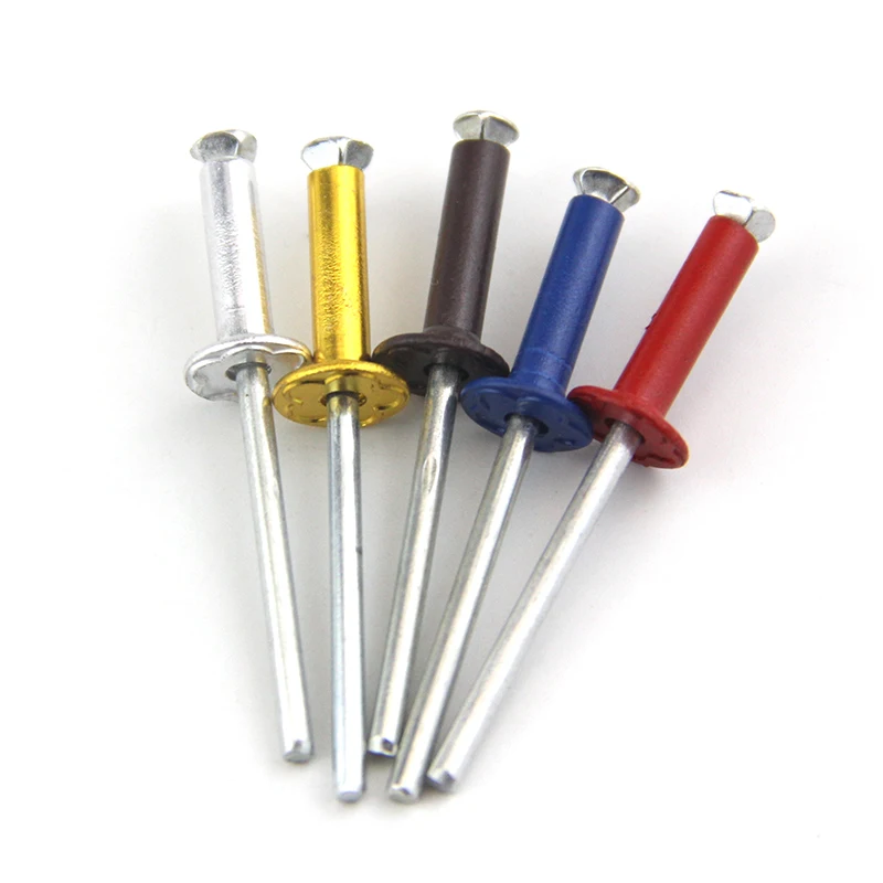 Модные заклепки 4*13 желтого или синего коричневого цвета на