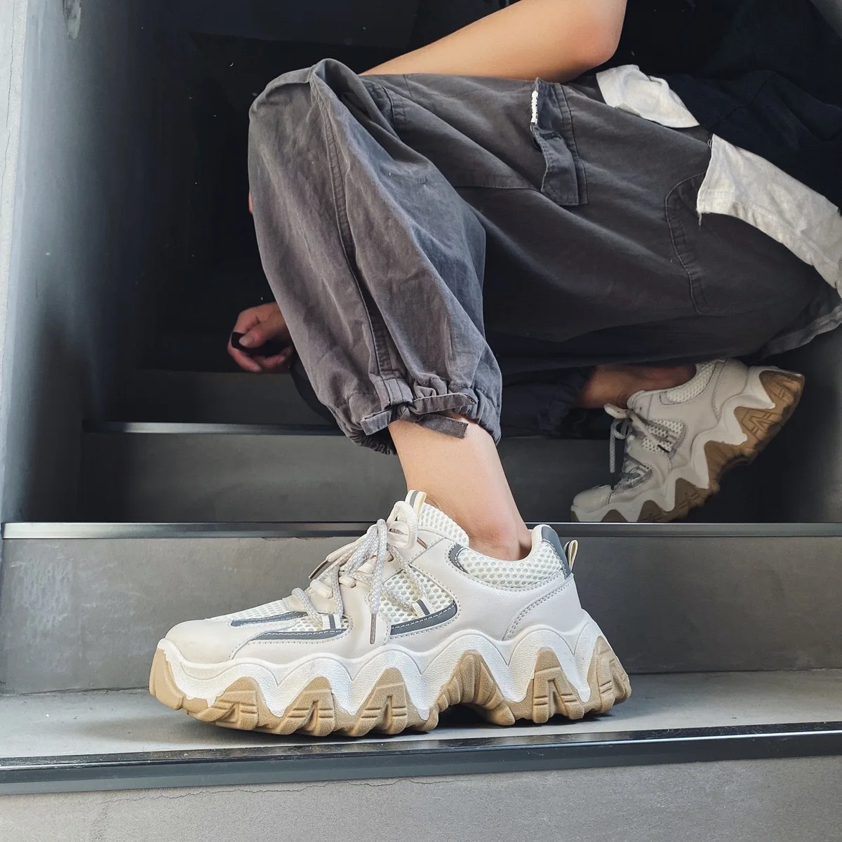 China low cut nonslip walking casual thick sole platform shoes light reflecting elevated retro fashion boy sneakers for men