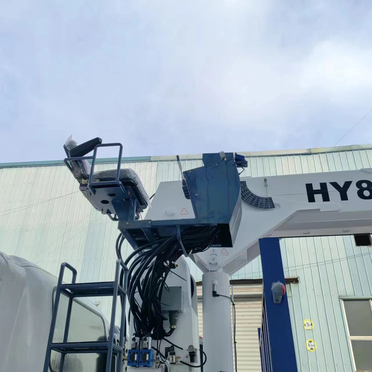 HAOY For Workshop 8 Ton Hydraulic Arm Drive Winch Traveling Telescopic Boom Lift Trailer With Truck Crane