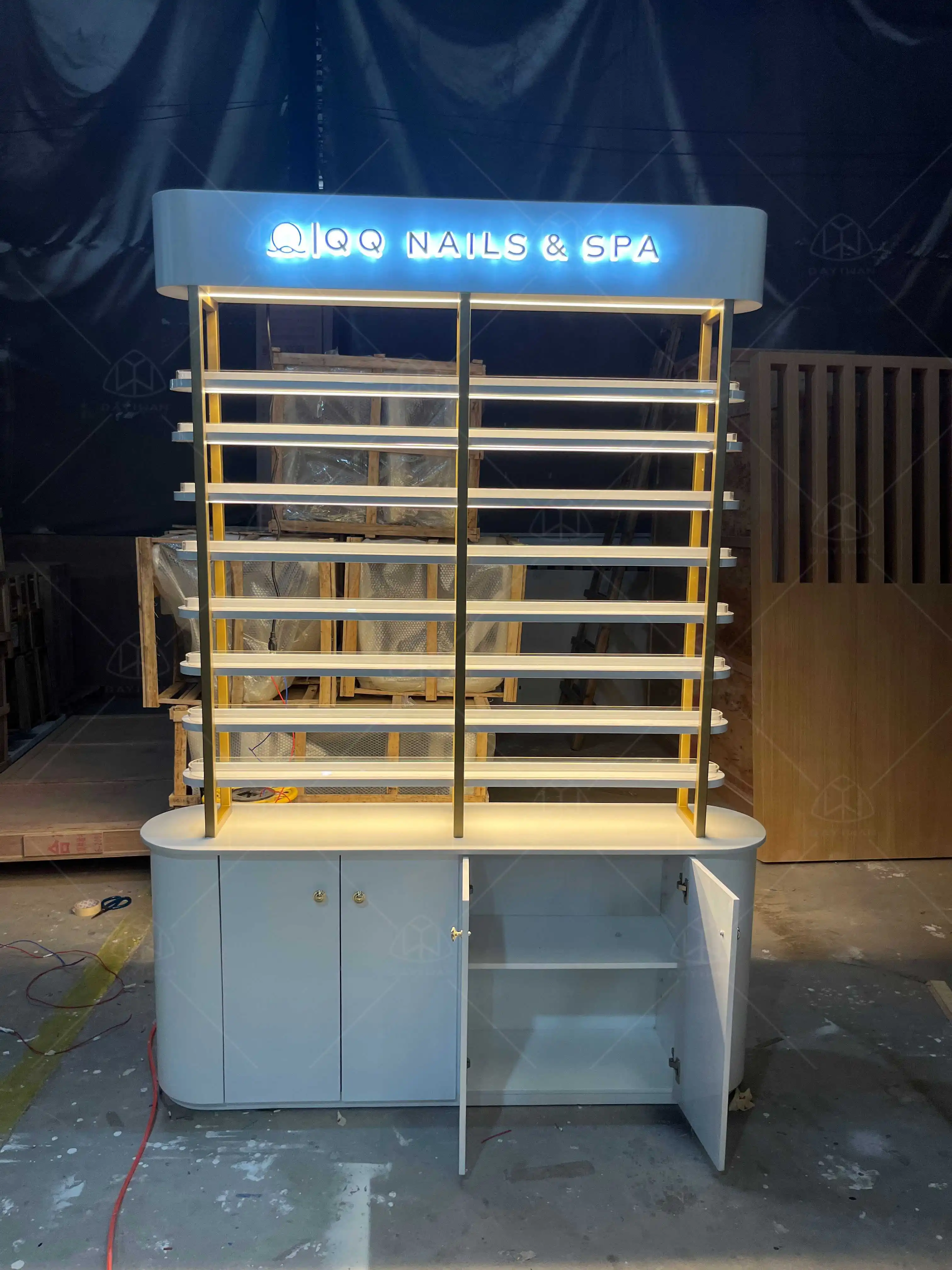 Wooden Nail Polish Display Stand Nail Desk Salon Furniture Luxury Pedicure Spa Salon Wall Decoration