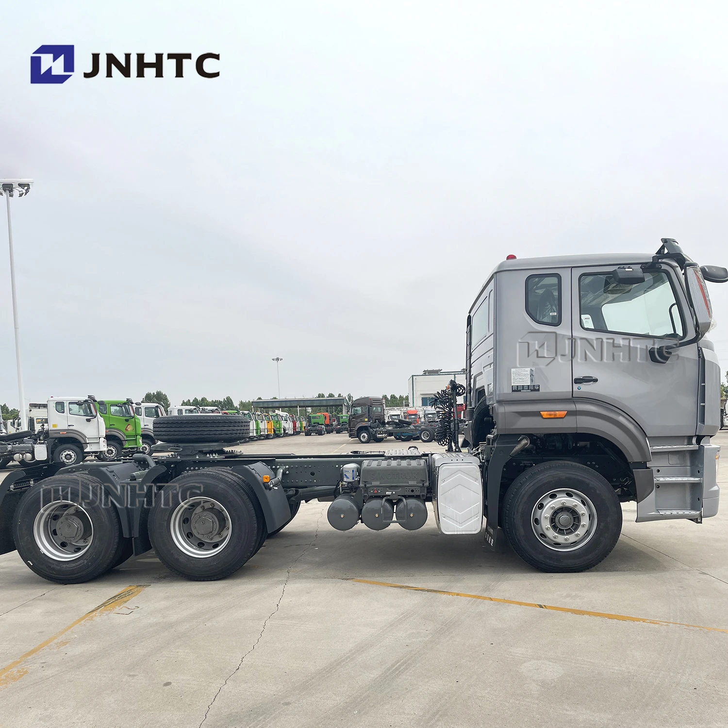 Sinotruk Tractor Trailer Truck With 371HP Engine And HW76 Cabin