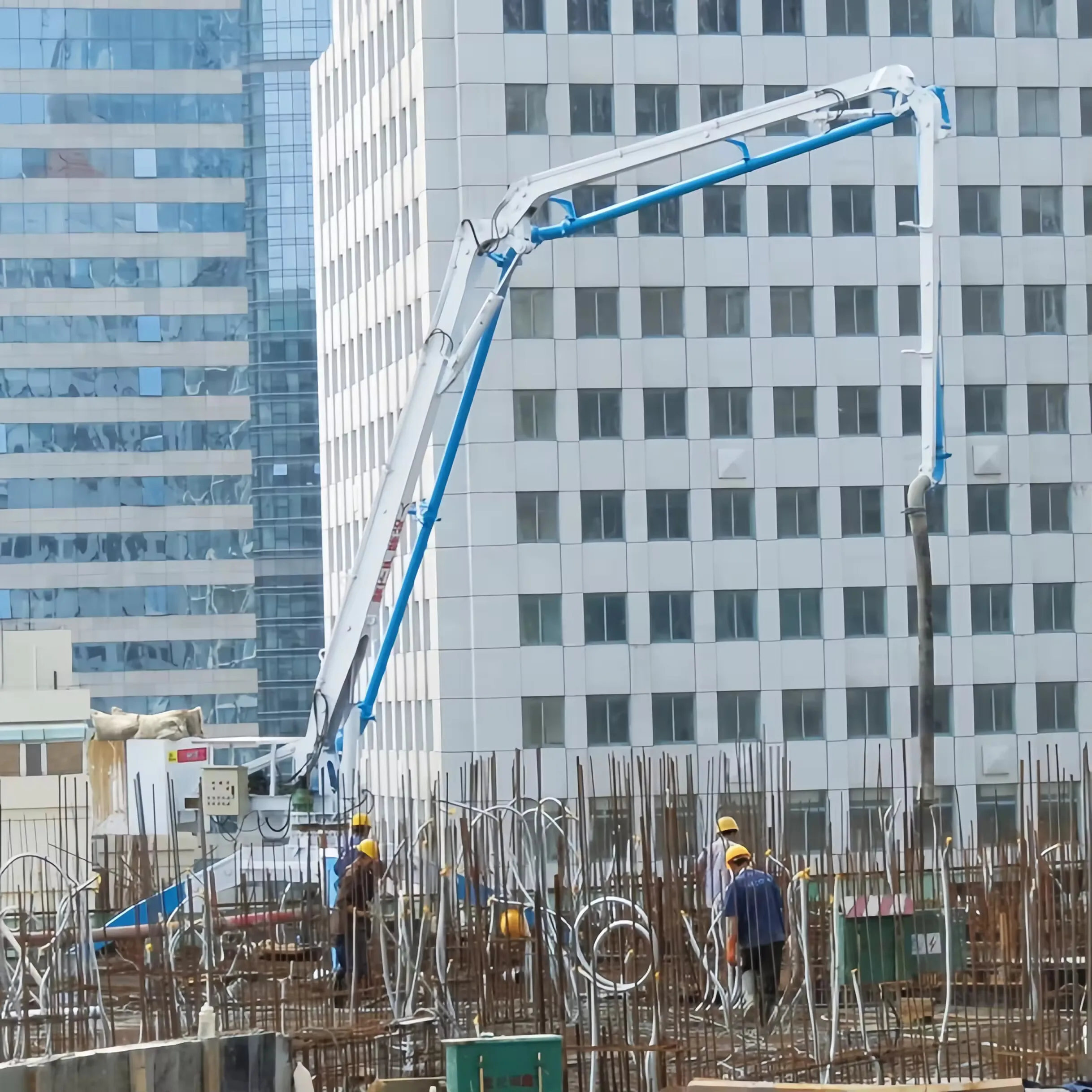 P-095 CE mobile type concrete placing boom with compact structure concrete distributor