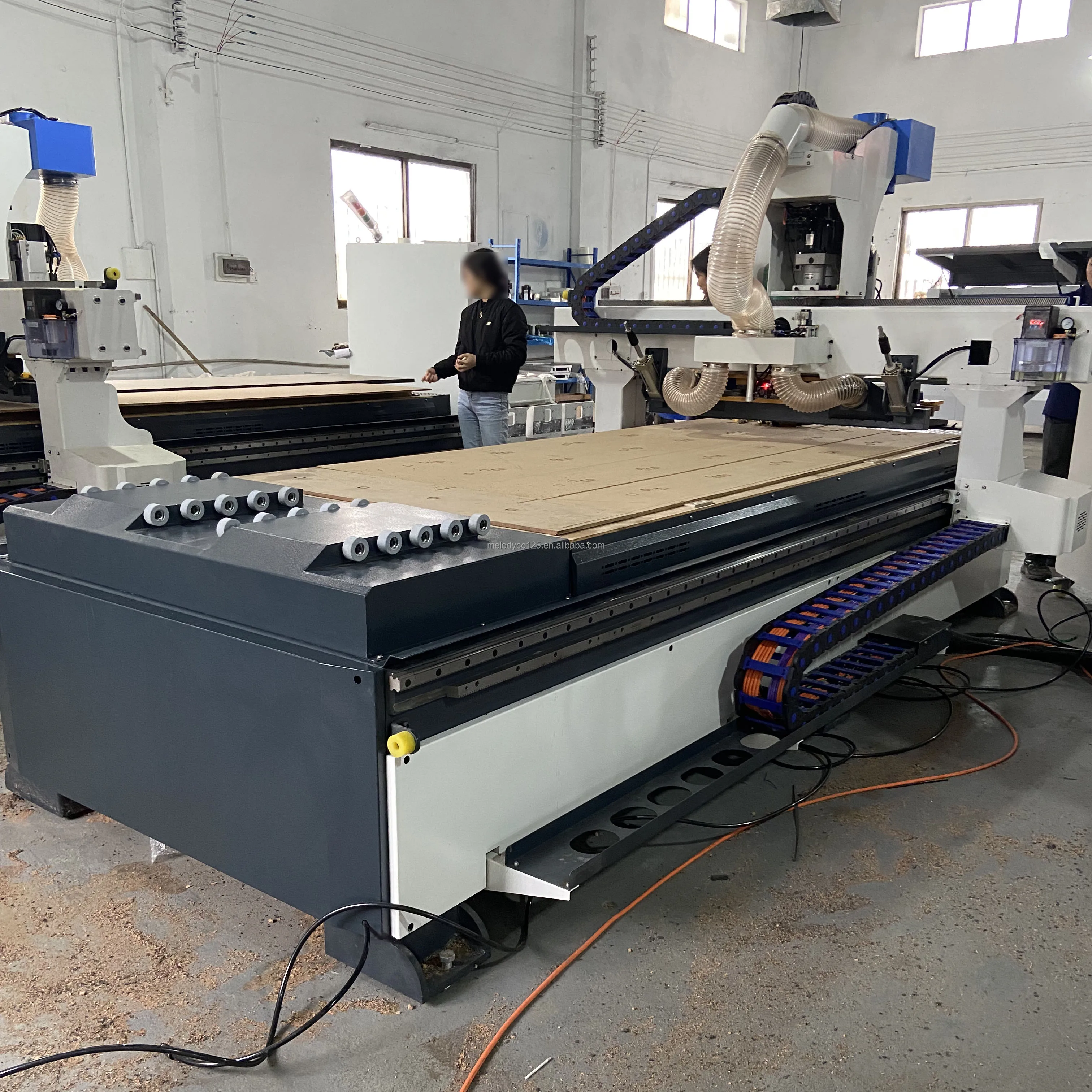 In-line tool changing and cutting machine Twelve tool positions spindle cutting machine