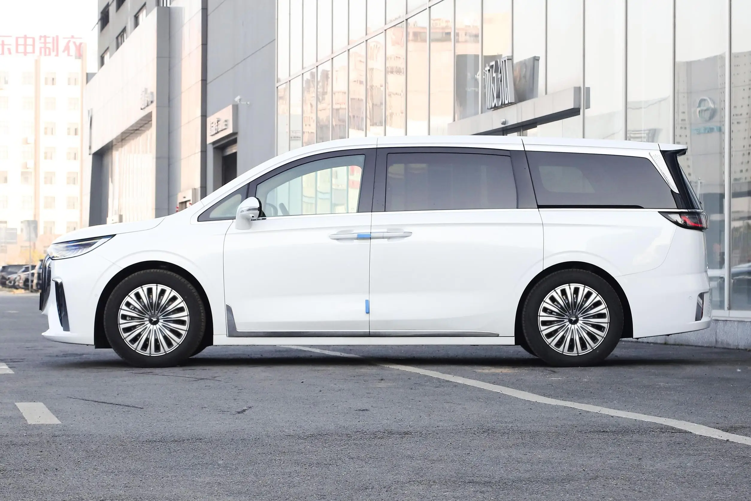 Buy China Brand New EV Cars 2024 Voyah Dreamer 5 Doors 7 Seats MPV Long Range 650KM Electric Cars For Adult