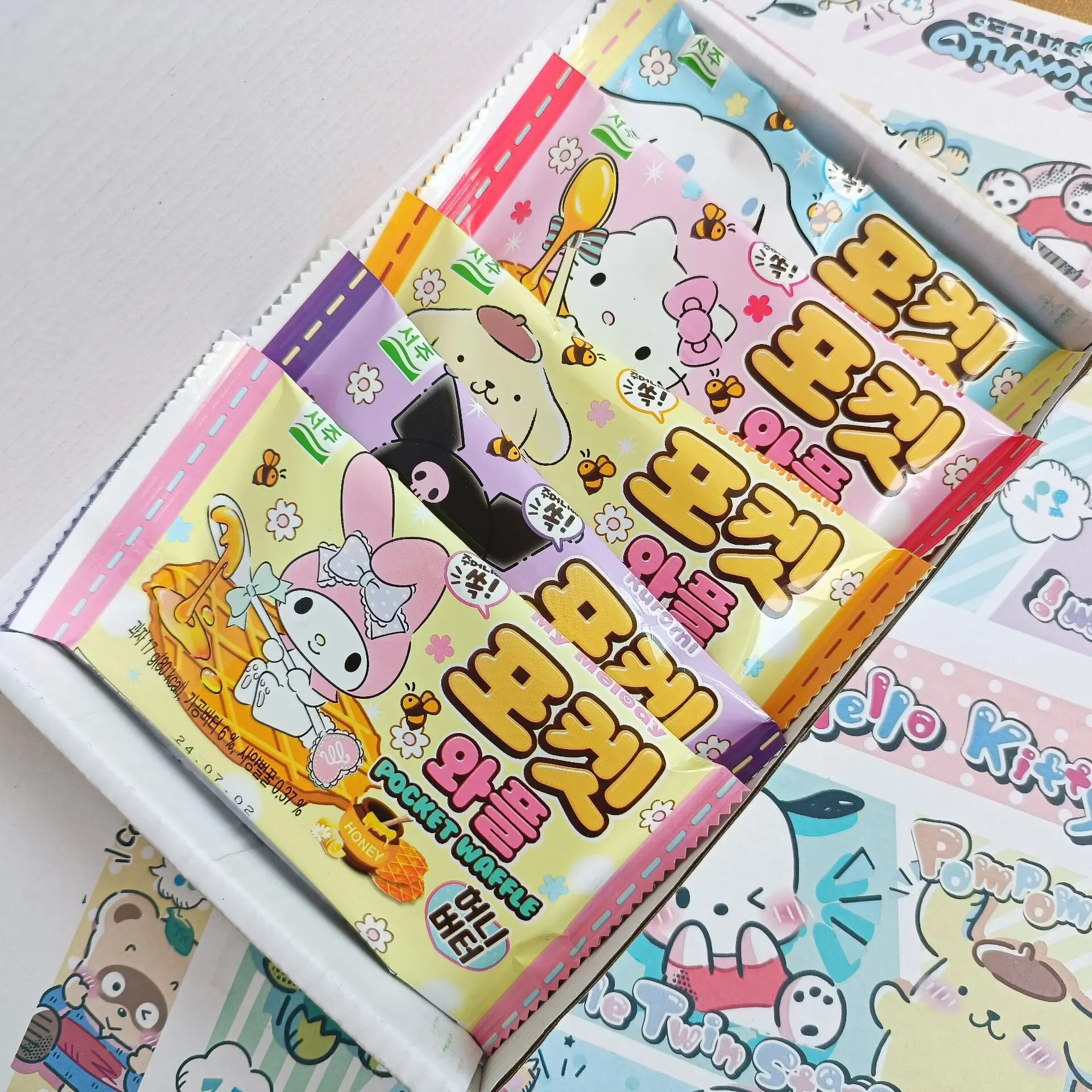 16.6g Korean Exotic Snacks Butter Waffles hellokitty Layered Chocolate Flavoured Wafer Biscuit