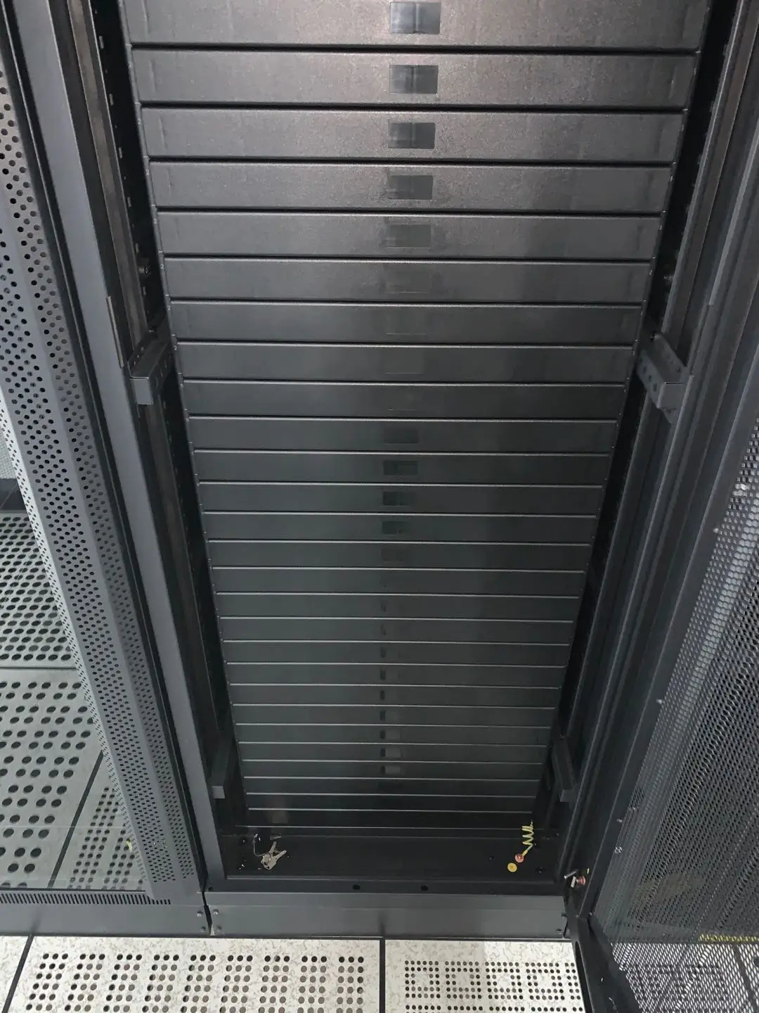 1U toolless plastic Blank Rack Mount Panel Spacer for 19-Inch Server Network Rack Enclosure