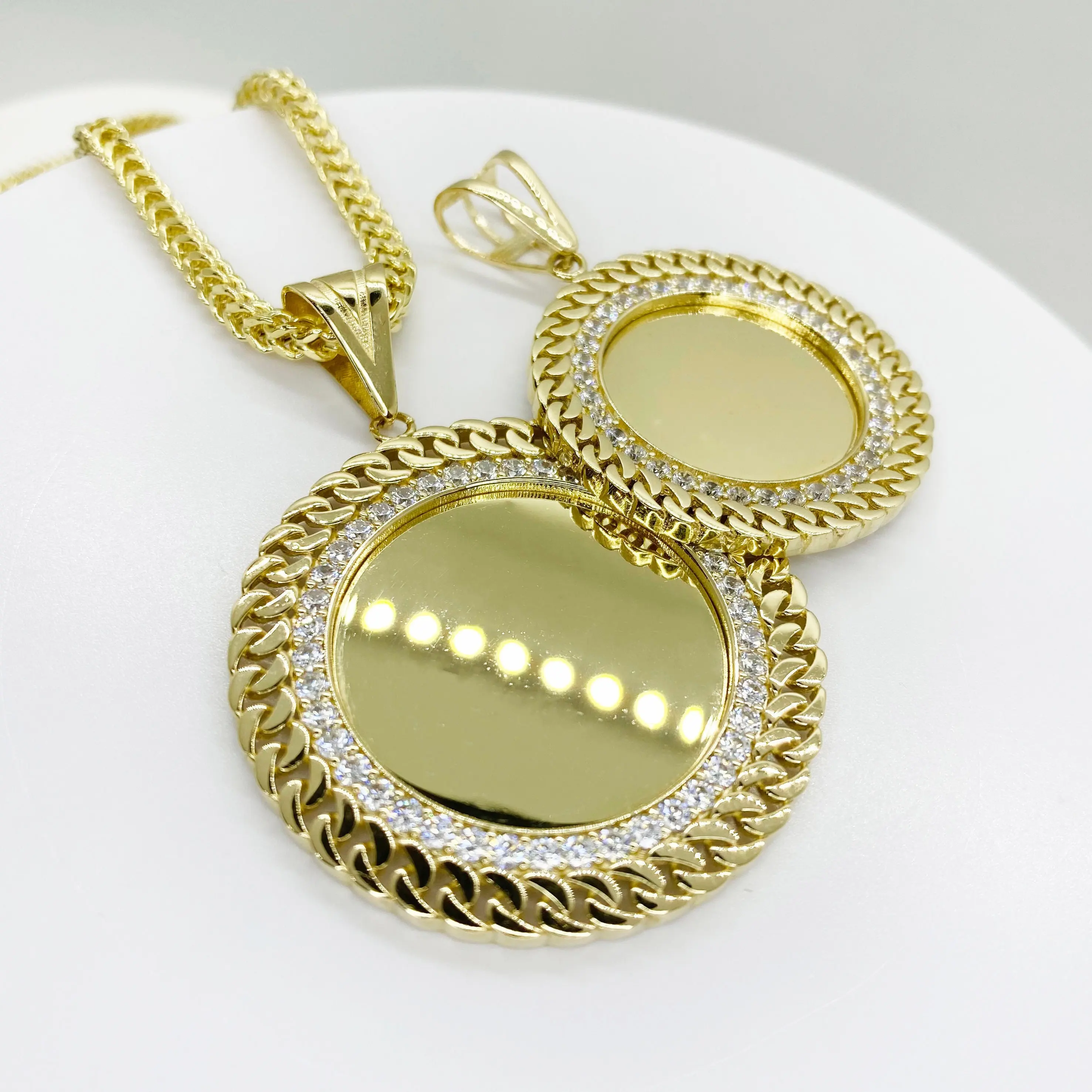 Duyizhao 14k Gold Plated Picture Photo Personalized Memory Round Circle Cuban Frame CZ Charm Pendant for Men Women Jewelry