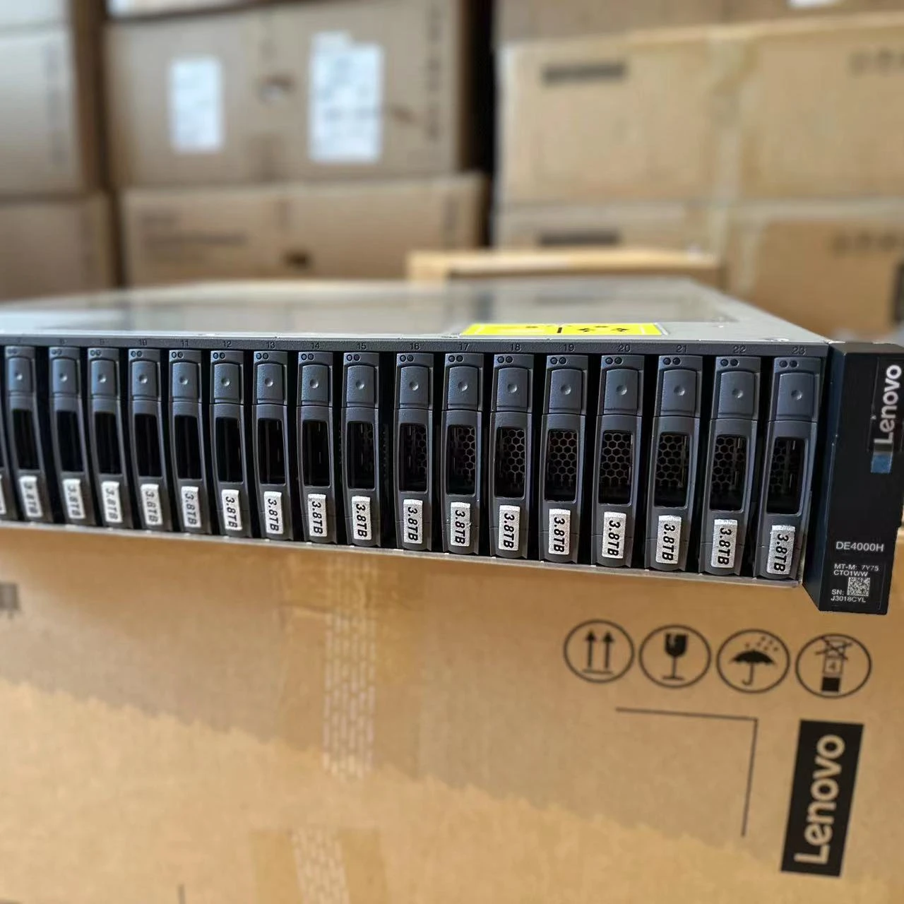 Lenovo DE4000H rack mounted storage server 3.84T hard drive