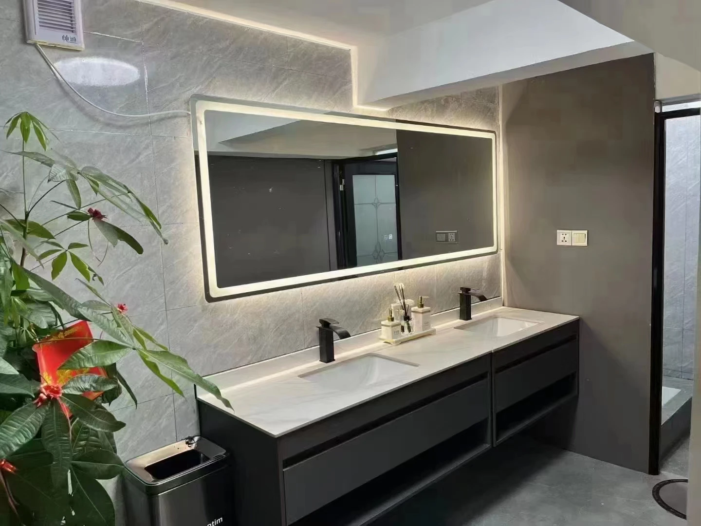 Luxury Rectangular LED Backlit Smart Bathroom Mirror Big Wall Mounted Anti Fog Silver Mirror Modern Luxury Style Wedding Makeup