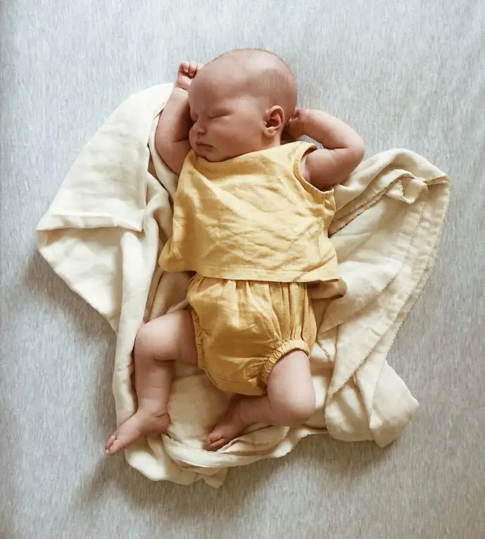 New soft yellow two pieces baby cotton and linen clothes sets top tshirt & shorts 2pcs set