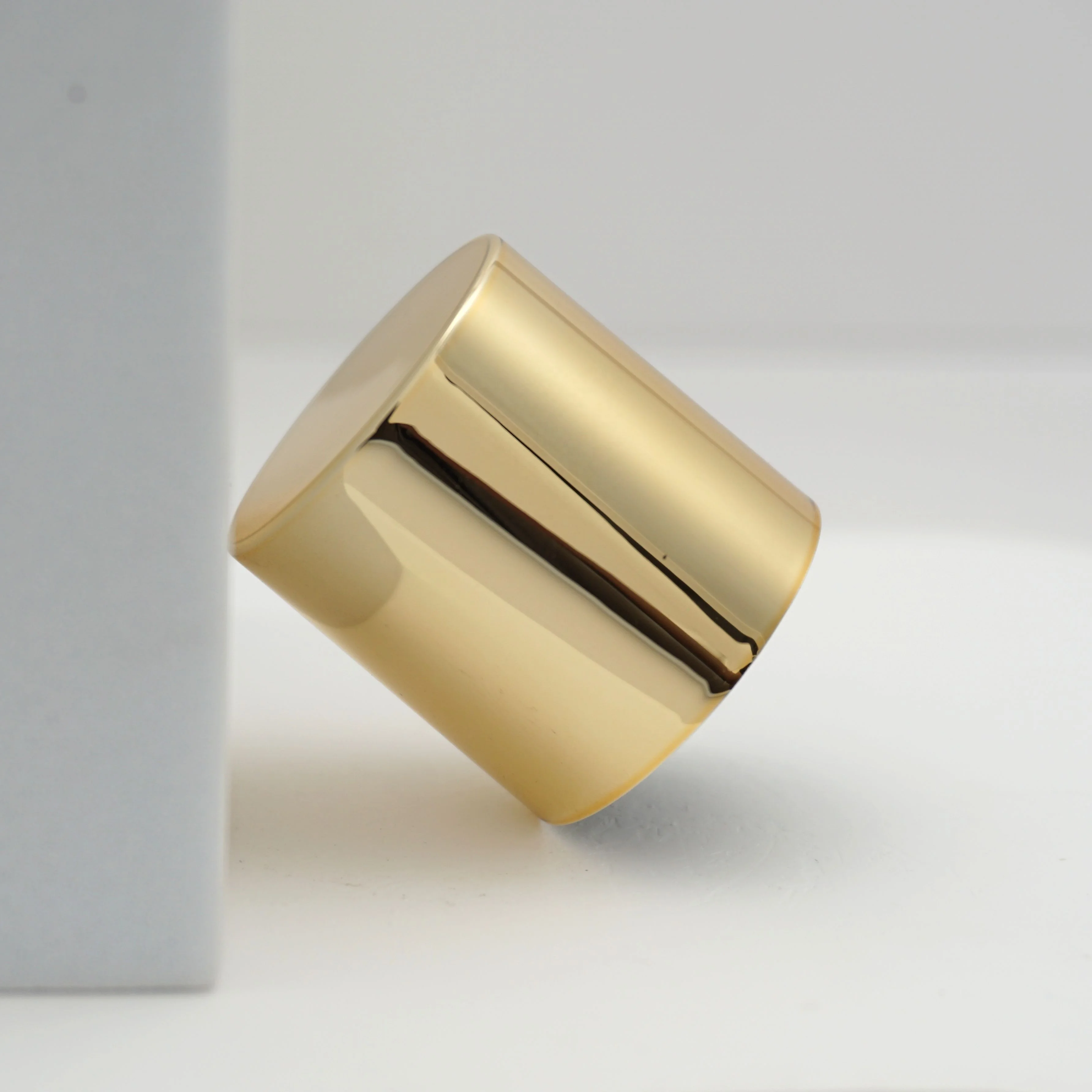 Custom Designed FEA 15mm Plastic Perfume Bottle Cap Fancy Metal Lid for Manufacturers Bottle Closures