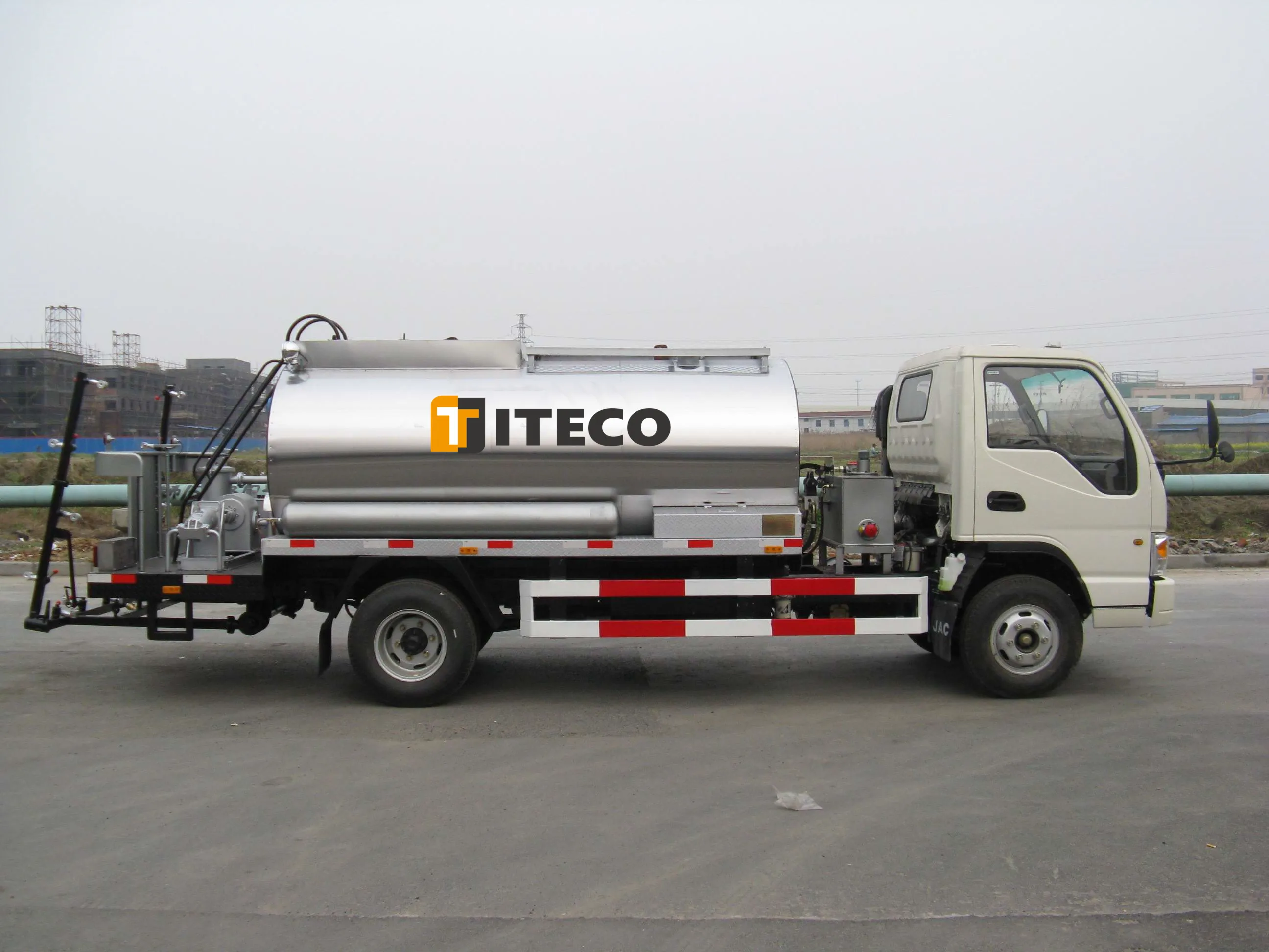 6M 3M Adjustable Asphalt Bitumen Spraying Width Asphalt Distributor Truck