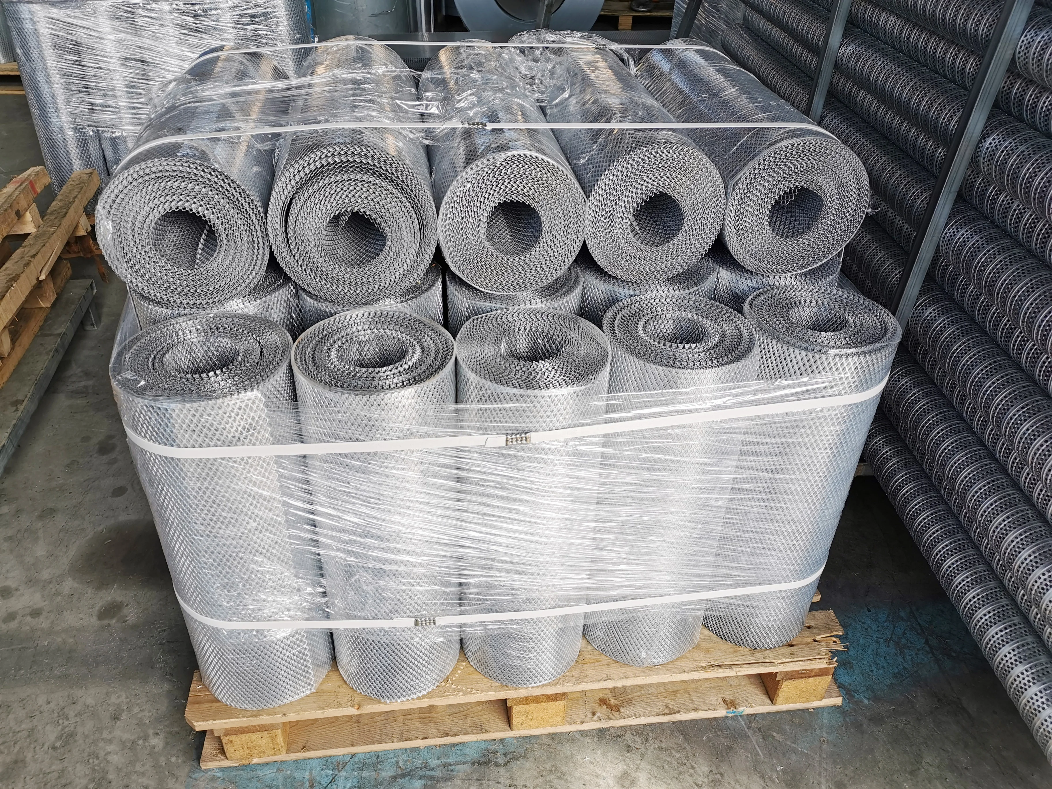 OEM of expanded metal mesh for air filter cartridge and Fence  panels  grids walkways Protections  barres