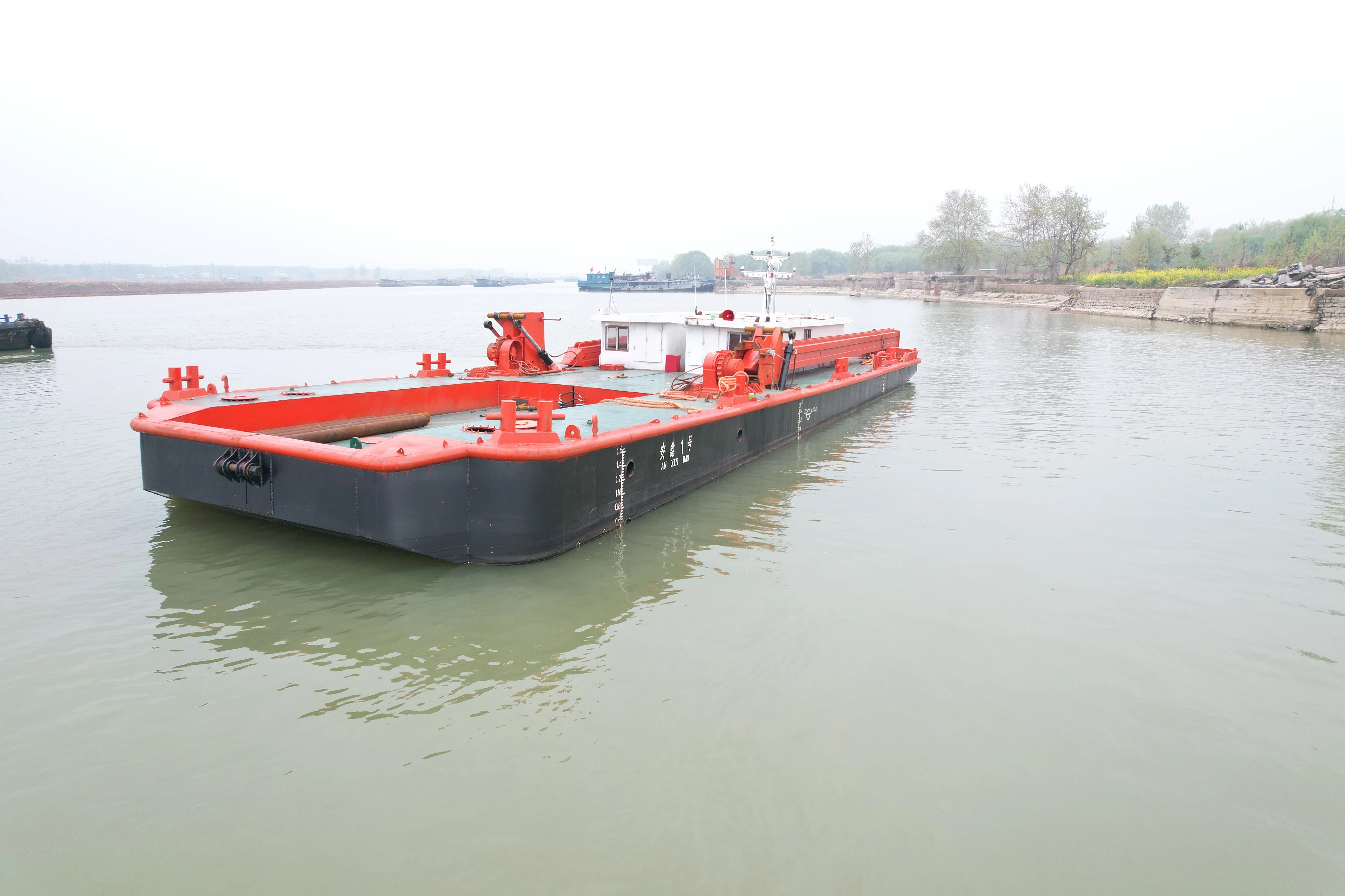 100 ton Split mud barge and 30 ton excavator water work platform for dredging and backfilling