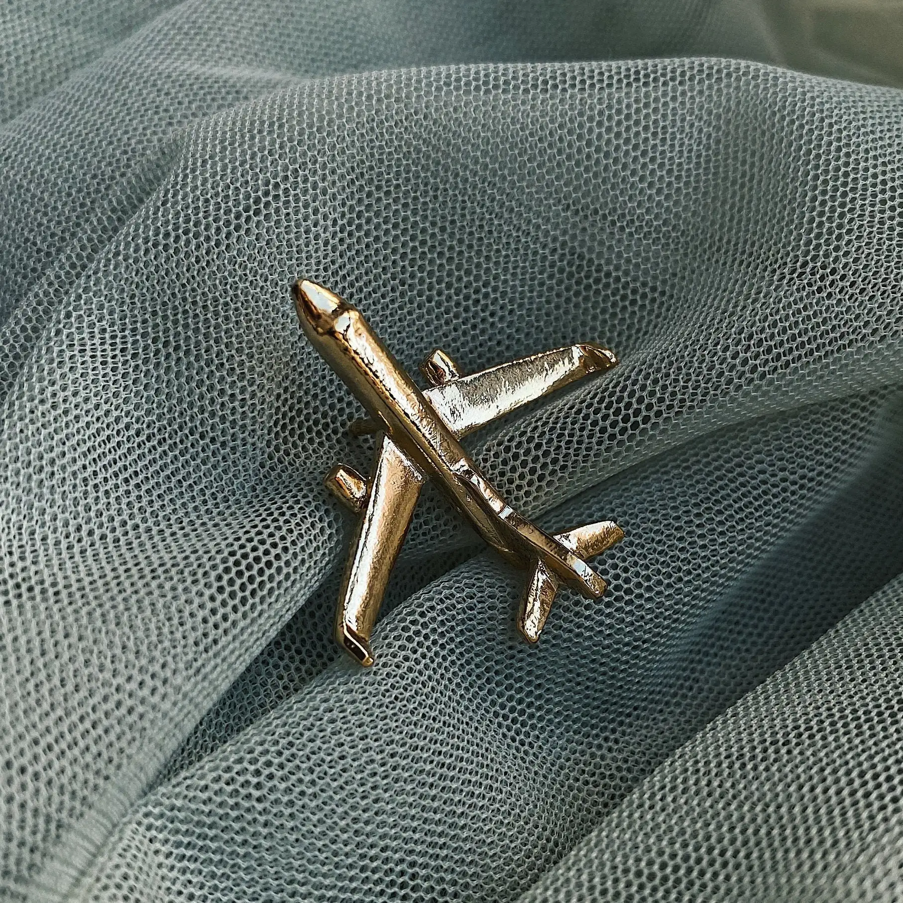 Wholesale manufacture cool metal airplane lapel pins badge cloth accessories fashion golden brooch custom pin airplane