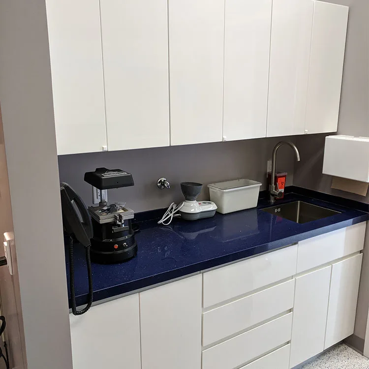 Проект американской стоматологической клиники белые лакированные шкафы шкаф для хранения стойка регистрации с синим кварцем каменная