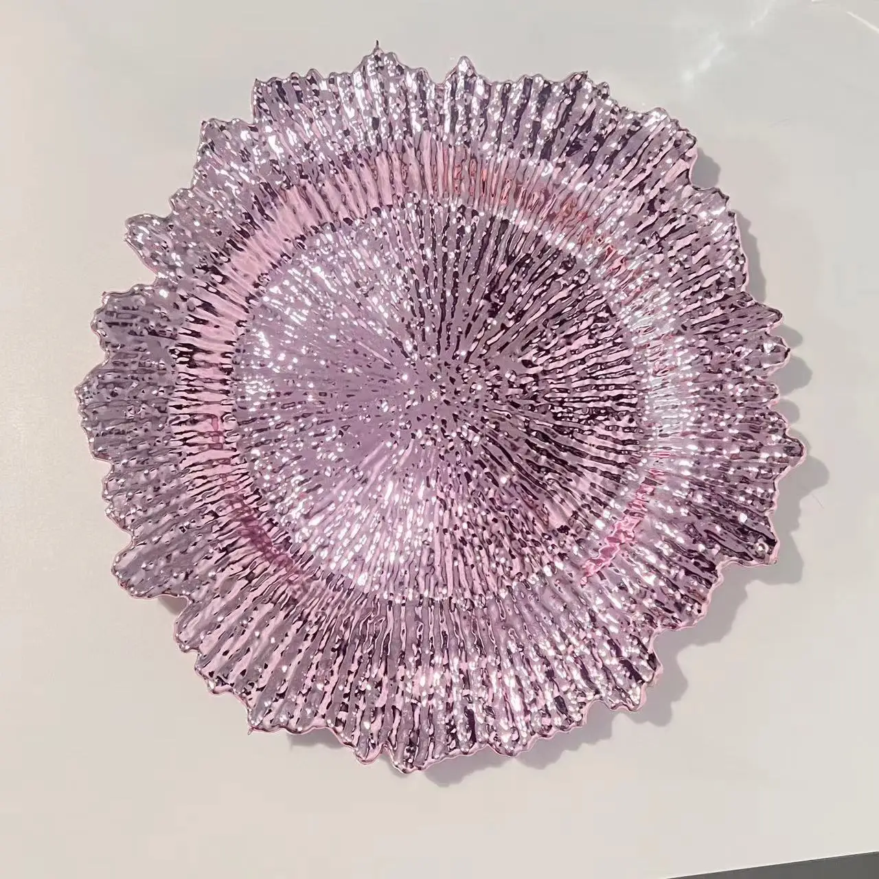 2025 modern style Plastic Reef  Snowflake  Wedding 33cm pink Floral Charger Plates Decor for Christmas Dinner Wedding Party