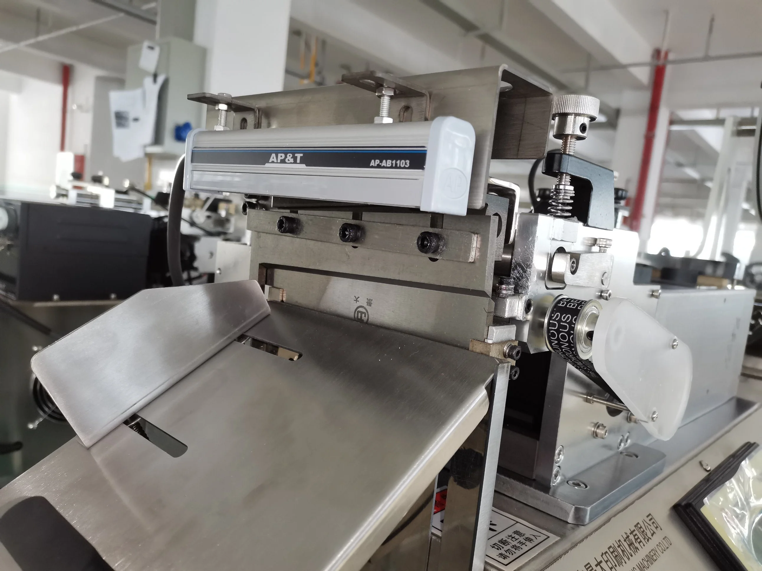 JQ-3010 600pcs/min High Speed Hot And Cold Knife Nylon Taffeta Label Cutting Machine For Polyester Ribbon Cotton Tape and Paper