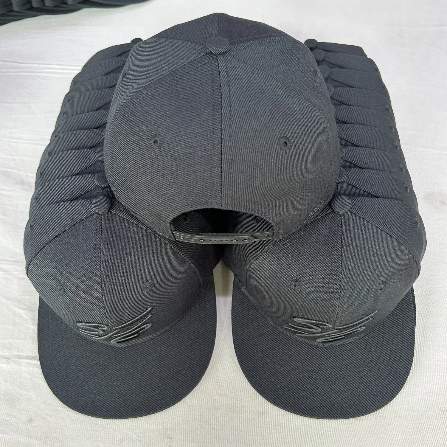 Classic Yupoong Style 80% Acrylic 20% Wool 6 Panel Black Snapback Cap 3D Embroidery Custom