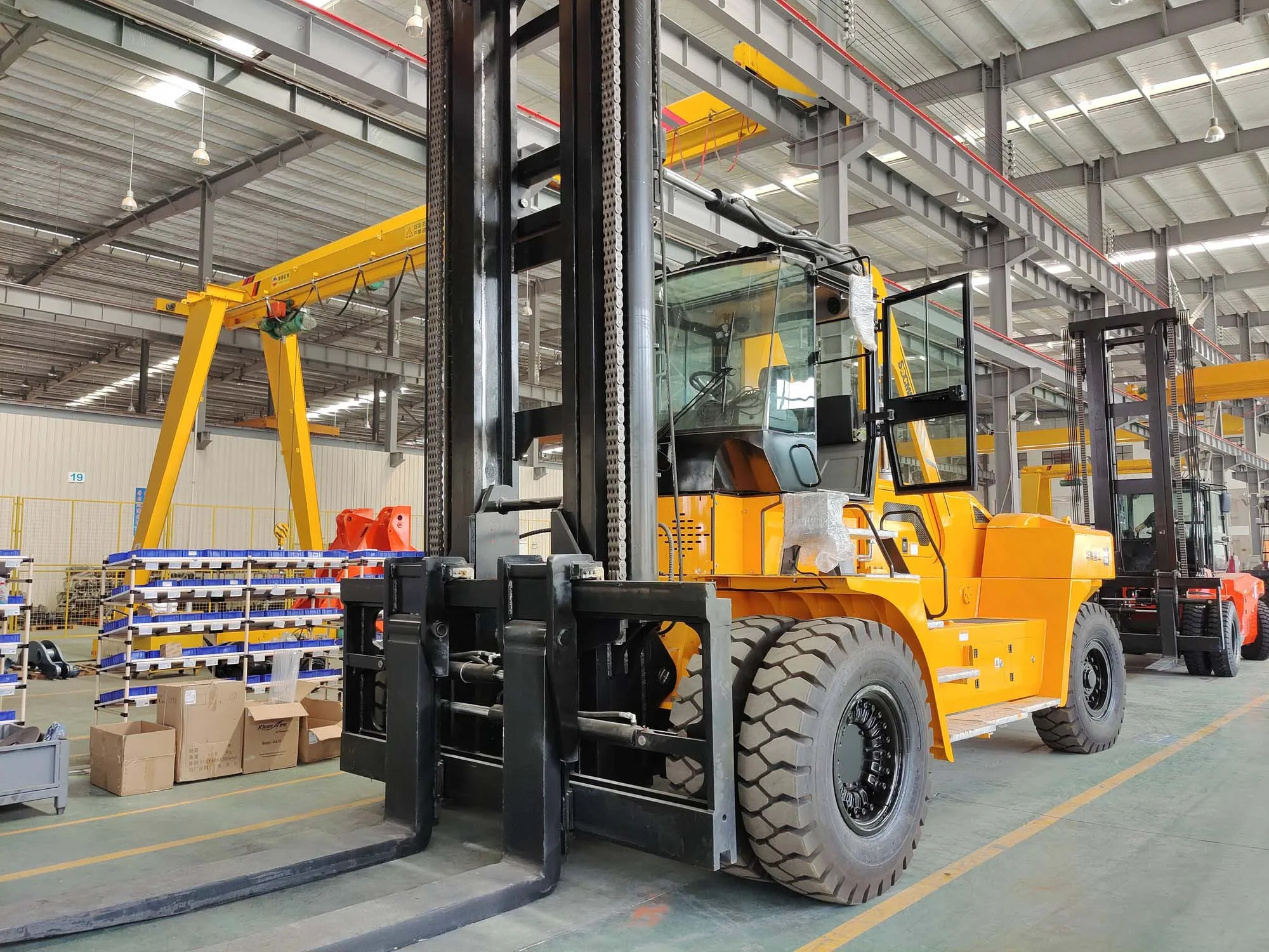 HNF-300 SOCMA 30t forklift transporting concrete plates