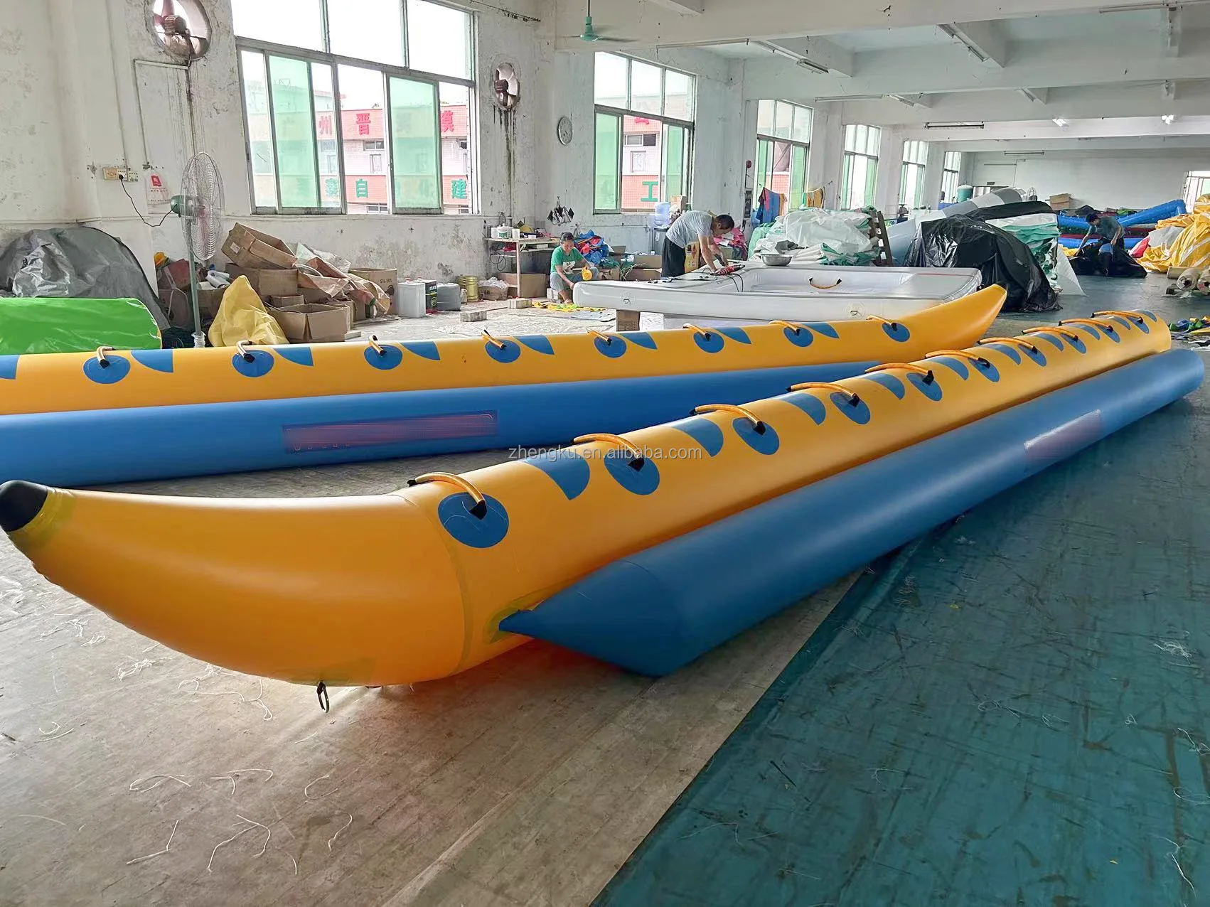 Factory wholesale 3~6 persons inflatable banana boat inflatable banana tube towable floating boat for summer water game