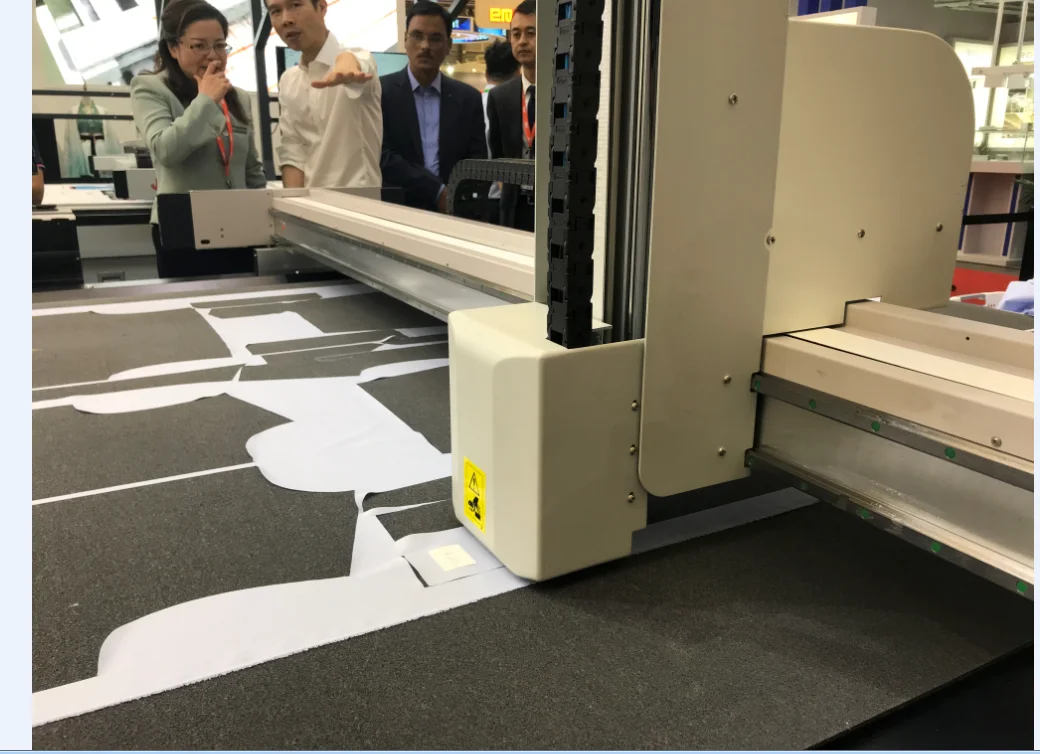 New FHD08-4516-PM  flatbed plotter with round knife is suitable customized suits shirts uniforms