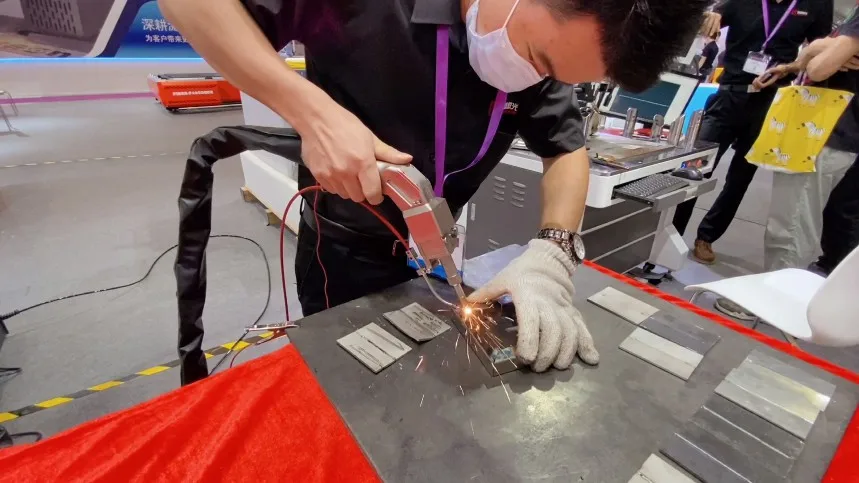 
Cheap Equipment 2000w Handheld Fiber Laser Welding Machine 