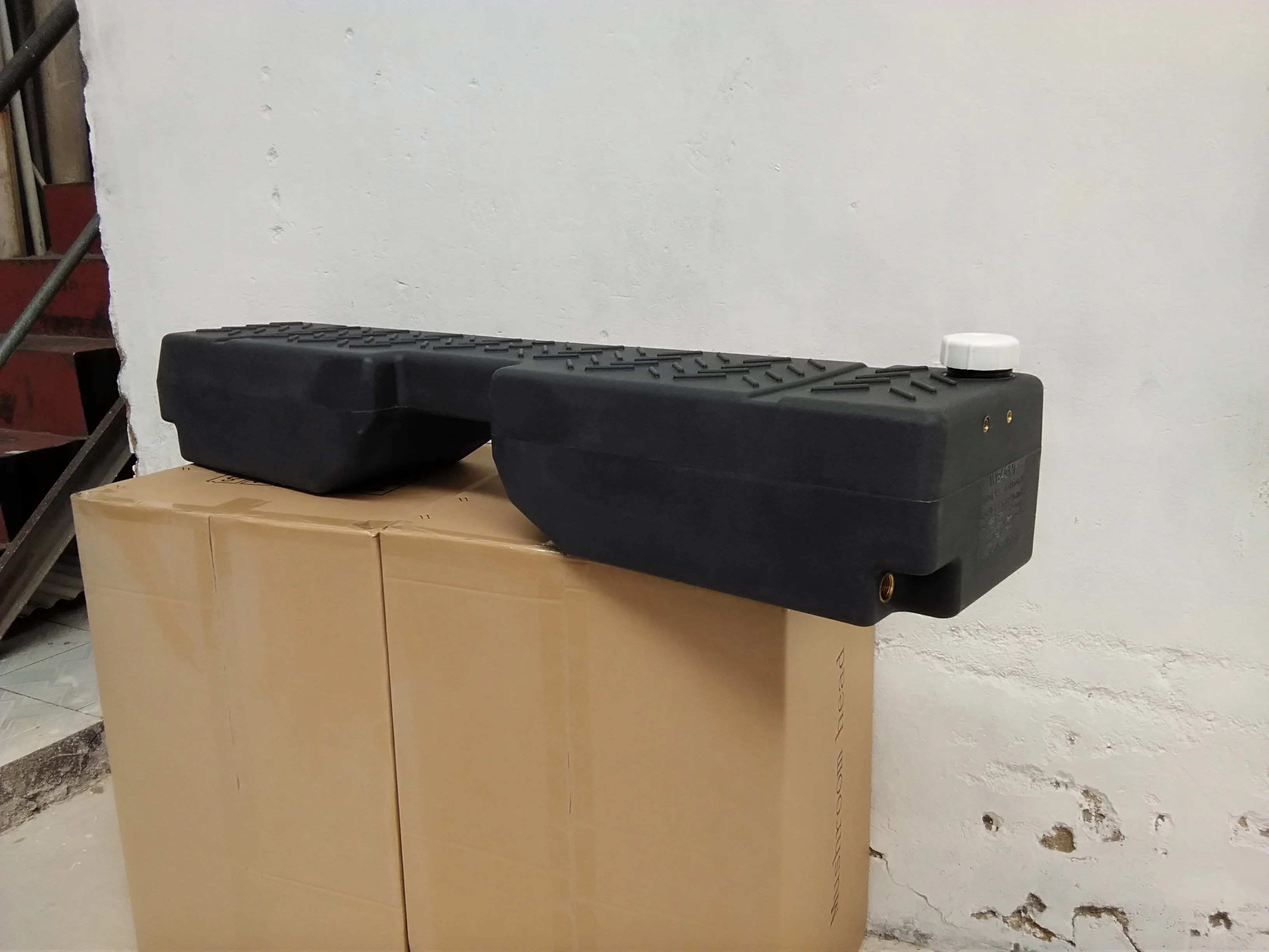 Factory supply high quality WB40IMF  Water Tank car water tank 4x4 camping poly water tank