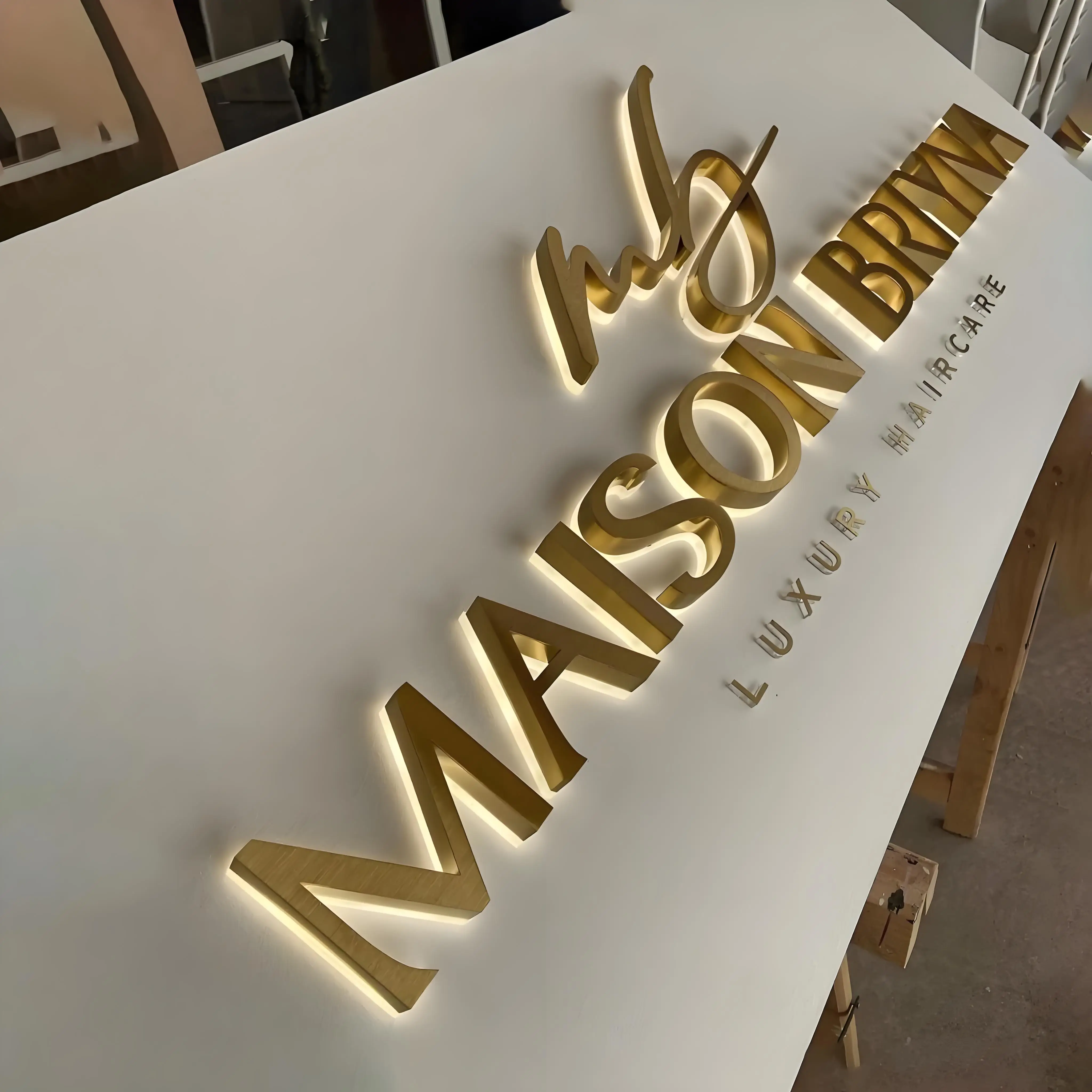 Металлические вывески с подсветкой