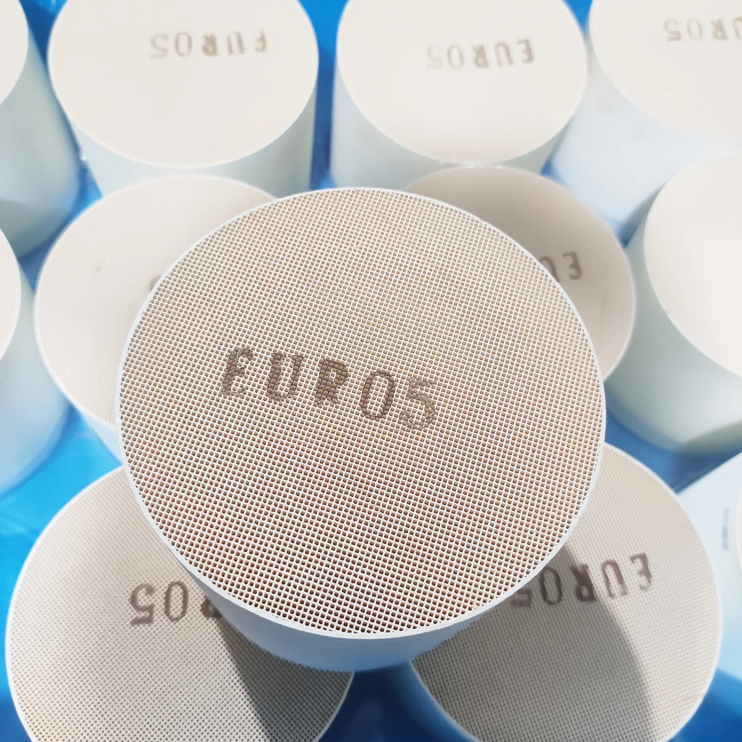 Factory Customized Honeycomb Ceramic Monolith Catalyst Universal Automotive Exhaust Catalytic Converter Wholesale