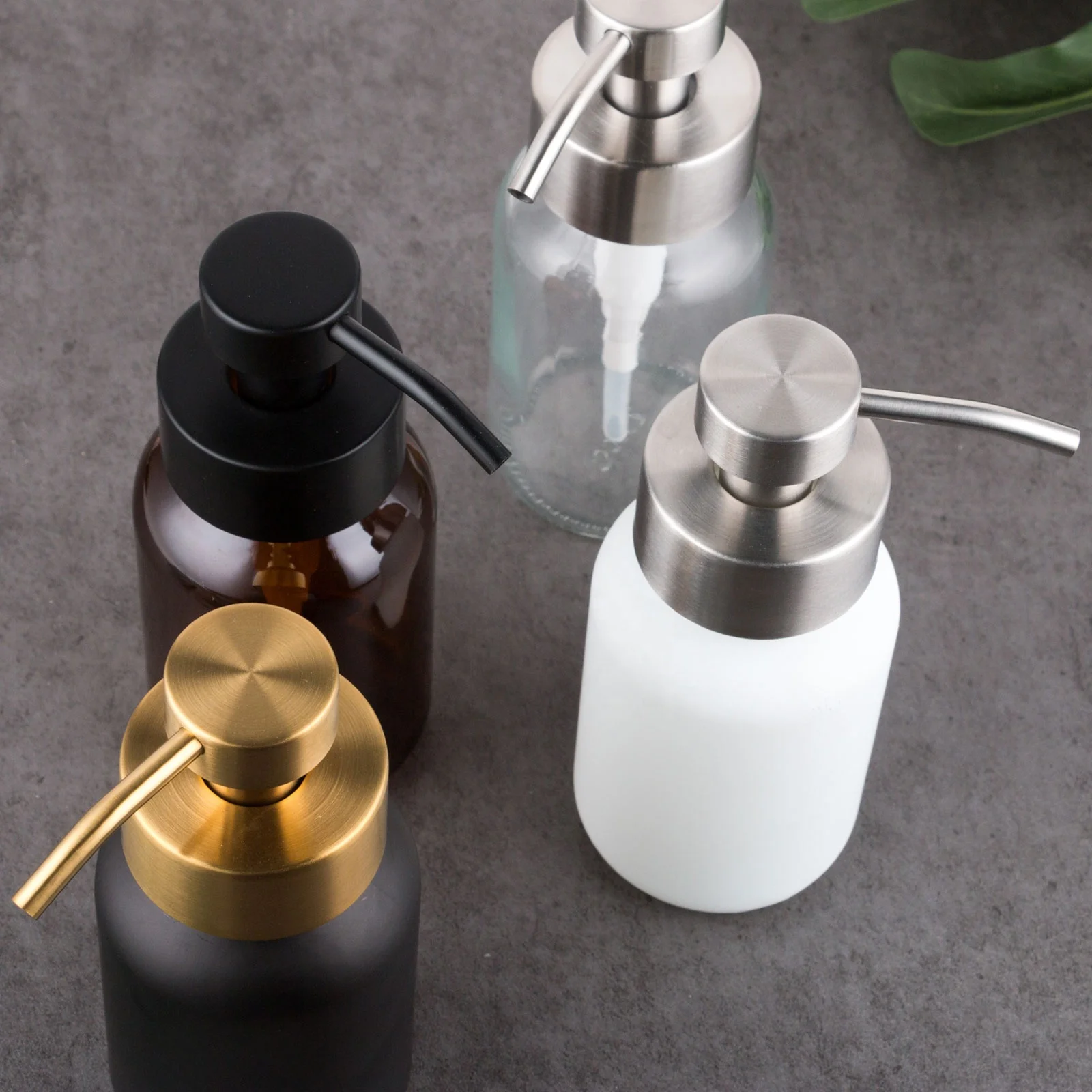 New Product Supply Golden Supplier Dispenser Glass Shampoo Holder Metal Soap Dispenser Bottle Spray Brown Glass With Stand