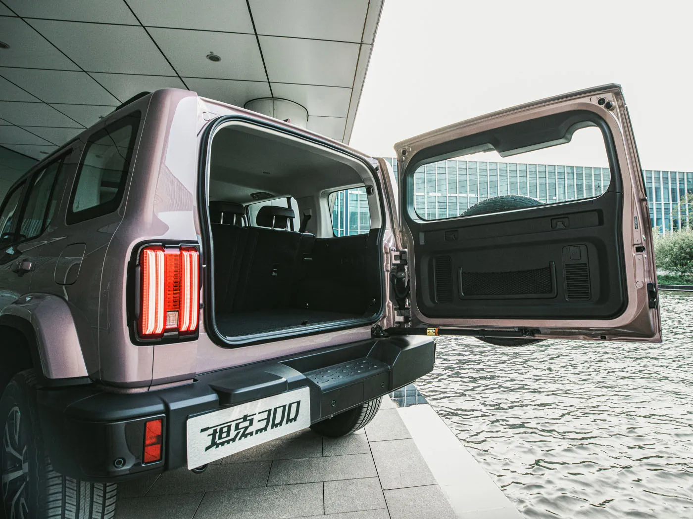 Cool appearance,high-performance Five door five seater SUV 2.0T fuel powered vehicle